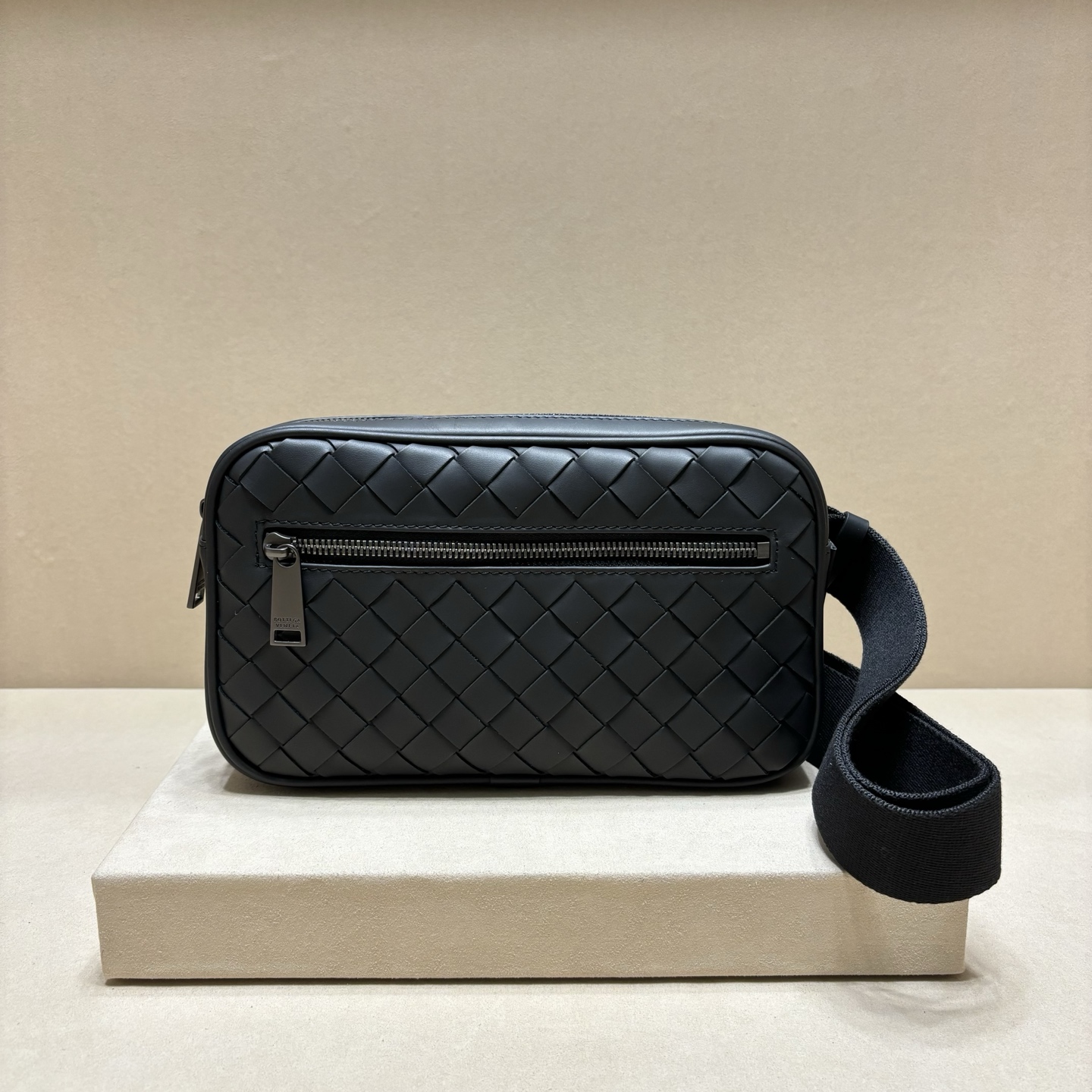 NO:617956,Authentic grade This woven classic crossbody bag is made of original waxed calfskin. It is the perfect choice for daily use, practical and versatile. Counter quality, size 24/14/5, BV, bottega veneta, satchels, crossbody bags, cowhide19860909正品级 此款编织经典斜挎包,原版打蜡小牛皮制成,日常使用的完美之选,实用百搭.专柜品质,尺寸24/14/5,BV,bottega veneta,satchels,crossbody bags,cowhide,Bag