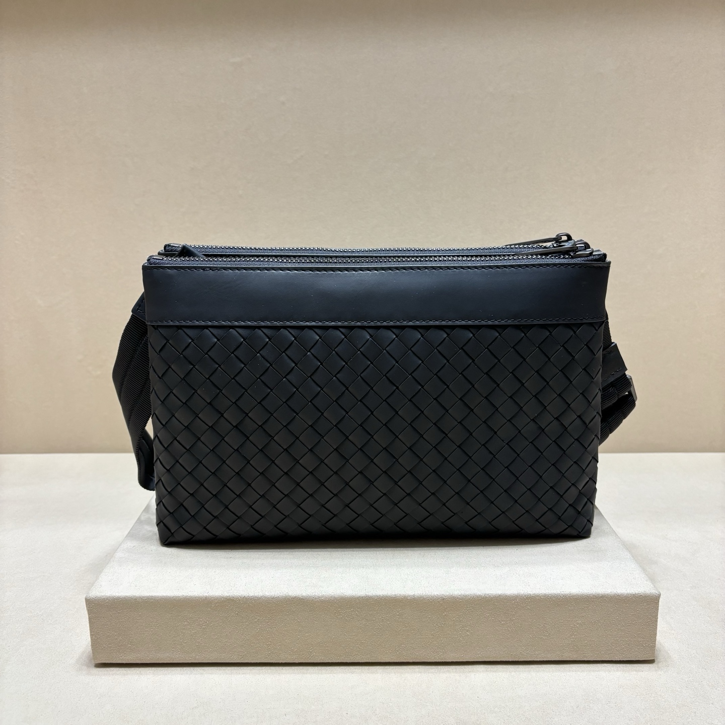 NO:617959,Authentic grade This woven classic style is composed of two clutches combined into a crossbody bag. It is made of original waxed calfskin. It is the perfect choice for daily use, practical and versatile. Counter quality 26/17/7, BV, bottega veneta, satchels, crossbody bags, cowhide19860909正品级 此款编织经典款由两个手包合成斜挎包,原版打蜡小牛皮制成,日常使用的完美之选,实用百搭.专柜品质26/17/7,BV,bottega veneta,satchels,crossbody bags,cowhide,Bag
