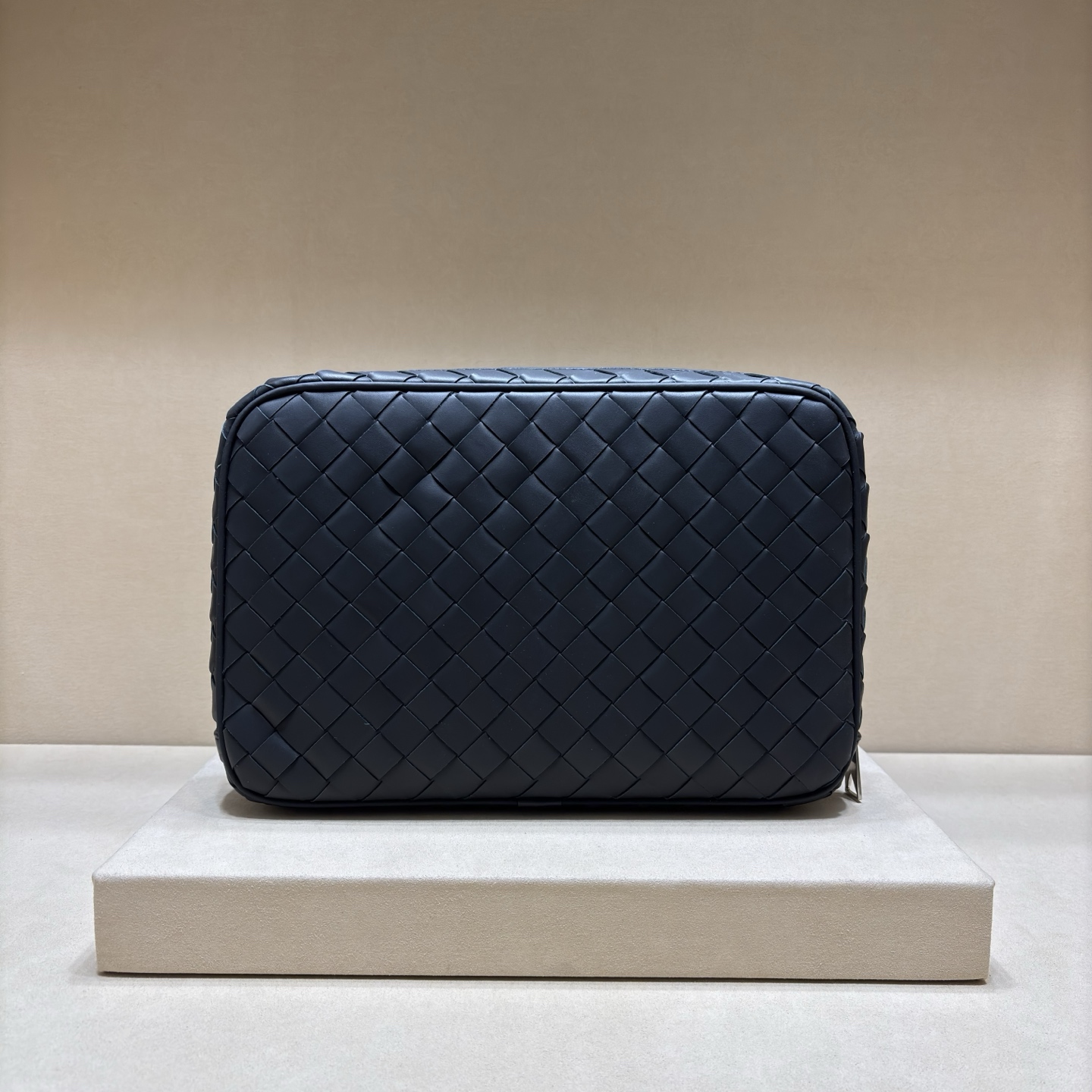 NO:617968,Authentic large medium small woven classic clutch bag, made of original waxed calfskin, with slip pocket inside, perfect for daily use, practical and versatile. Counter quality number 5963 Size large 29/18/6 medium 23/14/5 small 18/12/5, BV, bottega veneta, handbag, cowhide19860909正品级 大 中 小此款编织经典手拿包,原版打蜡小牛皮制成,内有插袋,日常使用的完美之选,实用百搭.专柜品质编号5963尺寸大号29/18/6中号23/14/5小号18/12/5,BV,bottega veneta,handbag,cowhide,Bag
