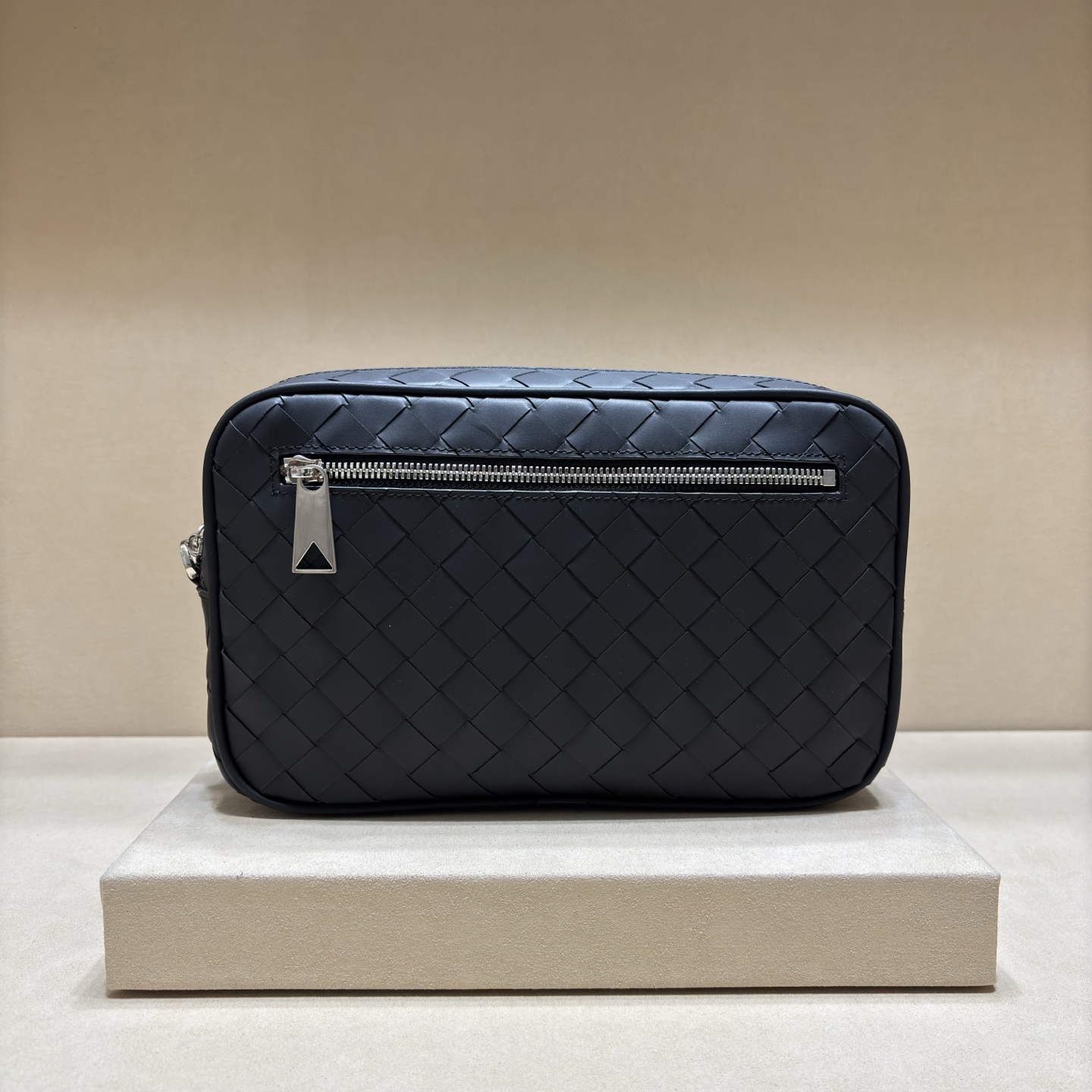 NO:617970,Authentic grade This woven classic clutch bag is made of original waxed calfskin. It has multiple card slots inside. It is a perfect choice for daily use, practical and versatile. Counter quality number size 26/16/7, BV, bottega veneta, handbag, cowhide19860909正品级 此款编织经典手拿包,原版打蜡小牛皮制成,内有多位插卡位,日常使用的完美之选,实用百搭.专柜品质编号尺寸26/16/7,BV,bottega veneta,handbag,cowhide,Bag