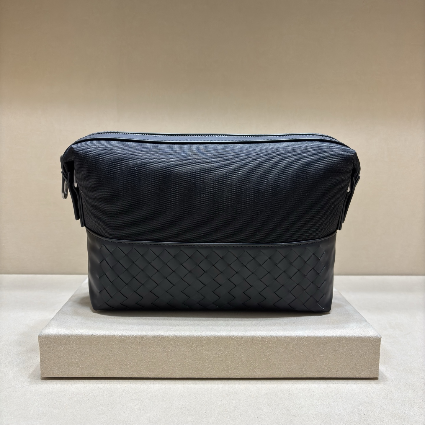 NO:617940,Authentic grade This woven classic messenger bag is made of original waxed calfskin and canvas. The inner bag is equipped with multiple card slots. It is a perfect choice for daily use, practical and versatile. Counter quality, number 1251, size 25/15/10, BV, Bottega Veneta, Cowhide19860909正品级 此款编织经典邮差包,原版打蜡小牛皮配帆布材制成,内袋配有多个卡位,日常使用的完美之选,实用百搭.专柜品质,编号1251尺寸25/15/10,BV,bottega veneta,cowhide,Bag