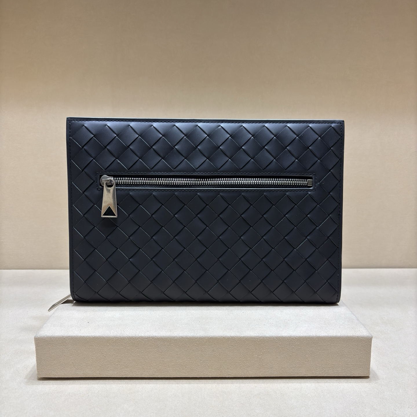NO:617949,Authentic grade large small This woven classic clutch bag is made of original waxed calfskin, full calfskin inside and out. It is a perfect choice for daily use, practical and versatile. Numbered size large 30/20/3 small 28/19/3, BV, bottega veneta, handbag, cowhide19860909正品级 大 小 此款编织经典手拿包,原版打蜡小牛皮制成,里外全小牛皮日常使用的完美之选,实用百搭.编号尺寸大号30/20/3小号28/19/3,BV,bottega veneta,handbag,cowhide,Bag