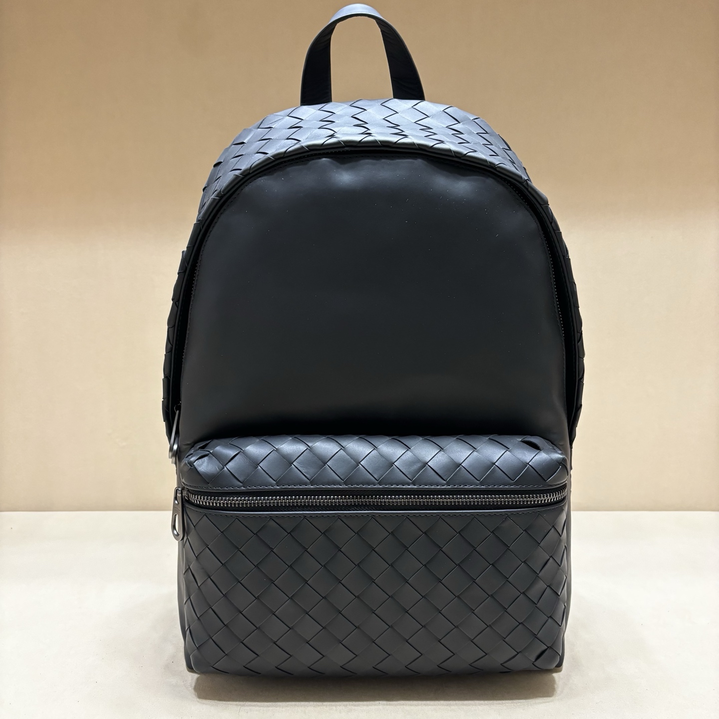 NO:617957,Authentic grade woven leather backpack Single external zip pocket Single internal laptop compartment Details Single external zip pocket Single internal laptop compartment Zipper closure Lining Height 41cm Width 30cm Depth 20cm Handle height 6cm, BV,bottega veneta,backpacks19860909正品级 编织皮革背包 单个外部拉链口袋 单个内部笔记本电脑隔层详 单个外部拉链口袋单个内部笔记本电脑隔层拉链开合衬里 高度41厘米 宽度30厘米,深度,20厘米 提手高度6厘米,BV,bottega veneta,backpacks,Bag