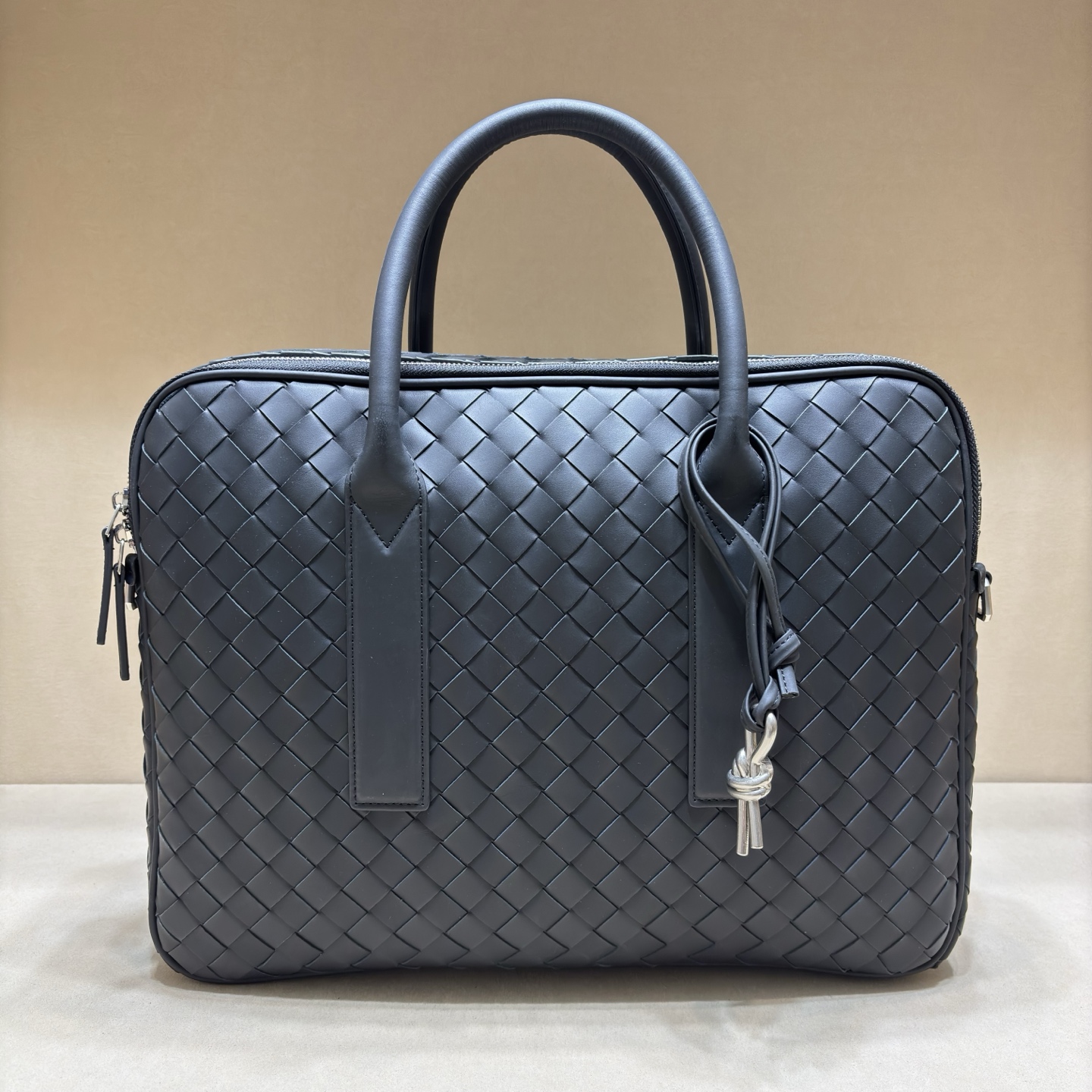 NO:617969,Authentic grade This woven briefcase is made of original waxed calfskin, with a slim and light shape. The middle inner pocket has a pocket zipper. The interior is carefully designed. Detachable shoulder strap. Number size 39/29/9, BV, Bottega Veneta, Cowhide19860909正品级 此款编织公文包,原版打蜡小牛皮制作,造型纤薄轻盈,中间内袋加入袋口拉链,内部经过精心设计,可拆肩背带,编号尺寸39/29/9,BV,bottega veneta,cowhide,Bag