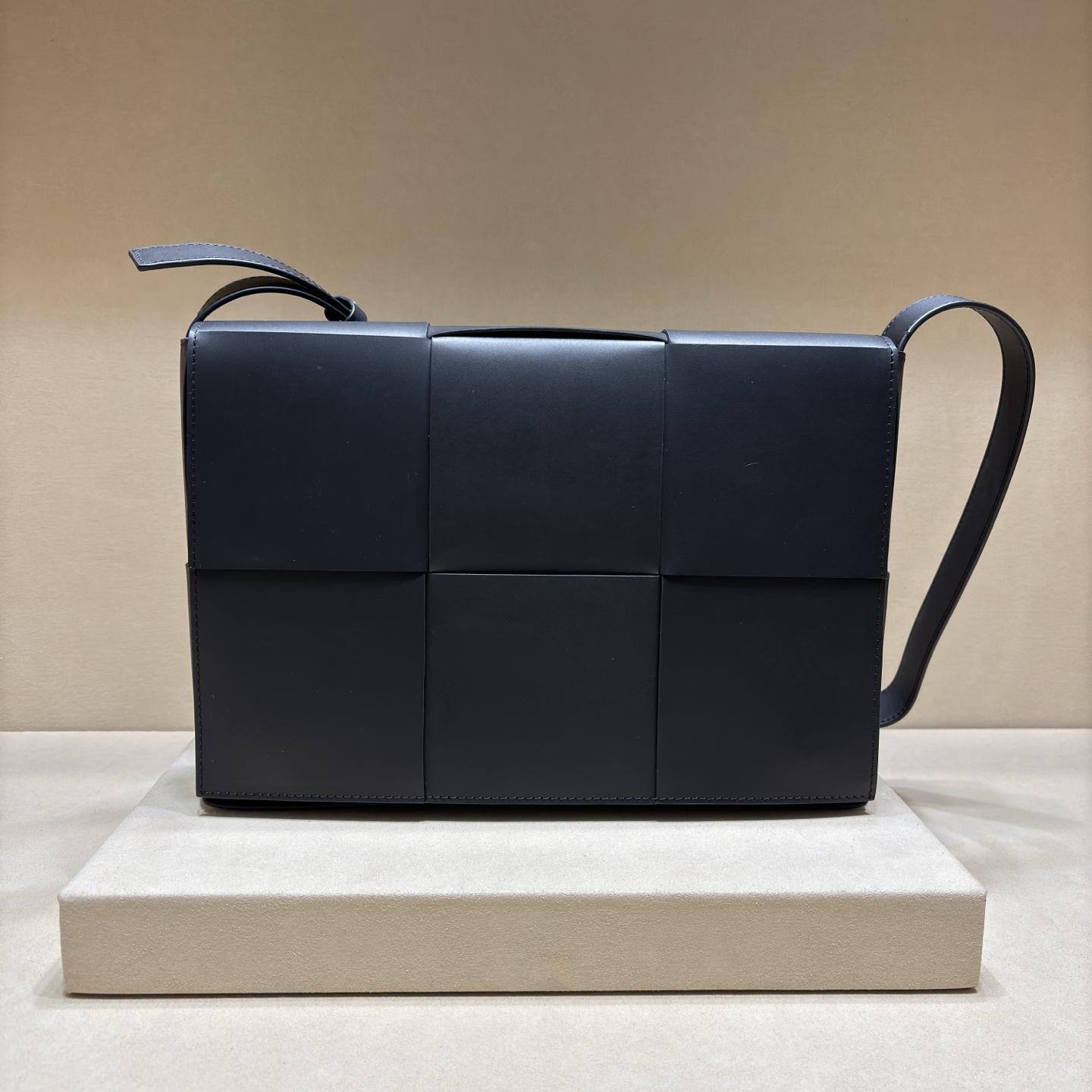 NO:617941,Authentic grade This woven crossbody bag is made of original waxed calfskin, with a slim and light shape. The inner bag is equipped with a detachable clutch. The interior is carefully designed and the detachable shoulder strap. No. 5723, size 32/20/6, BV, bottega veneta, satchels, crossbody bags, cowhide19860909正品级 此款编织斜挎包原版打蜡小牛皮制作,造型纤薄轻盈,内袋配置一个可拆手包内部经过精心设计,可拆肩背带,编号5723尺寸32/20/6,BV,bottega veneta,satchels,crossbody bags,cowhide,Bag