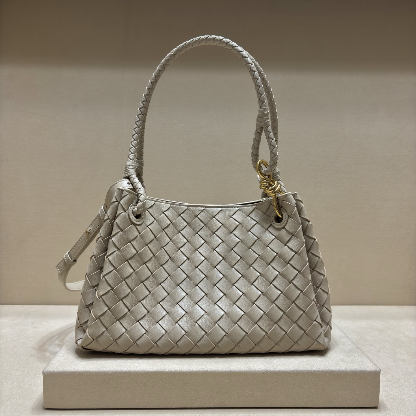 NO:617943,19860909正品级 秋季新品中号parachuta降落伞来啦,别致性的外表加上标志性的金属绳结,一整块皮革将四角折叠成降落伞形状！精致的Knot金属扣高级而又优雅,超强的容量能放下您所有东西！这个包包整体上身的效果跟之前是有很大差距的,既不会因为过于精致而不能提供大容量,也不会因为实用性太强包身过于庞大.简直是为随性简单的人提供了一个绝佳适配的包包 款号5921 尺寸29.5*18.5*17.5cm,BV,bottega veneta,Bag