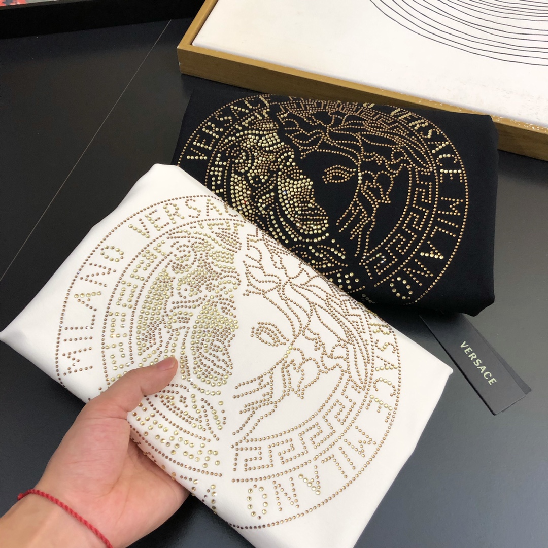 NO:600507,VER25S autumn round neck long-sleeved sweatshirt... Made of terry cotton, the upper body is breathable, soft and comfortable. The fabric is washed twice as ready-made garments. It is not easy to be deformed by machine washing. It is matched with the classic rhinestoned Medusa on the chest. The same style for men and women!  !  !  Size M-5XL,,hoodie,sweatshirts,alexander wang19860909VER25S秋季圆领长袖卫衣......毛圈棉面料,上身透气柔软舒适,面料成衣两遍洗水 机洗不易变形,胸前搭配经典烫钻美杜莎,男女同款！！！码数M-5XL,,hoodie,sweatshirts,alexander wang,Men's clothing