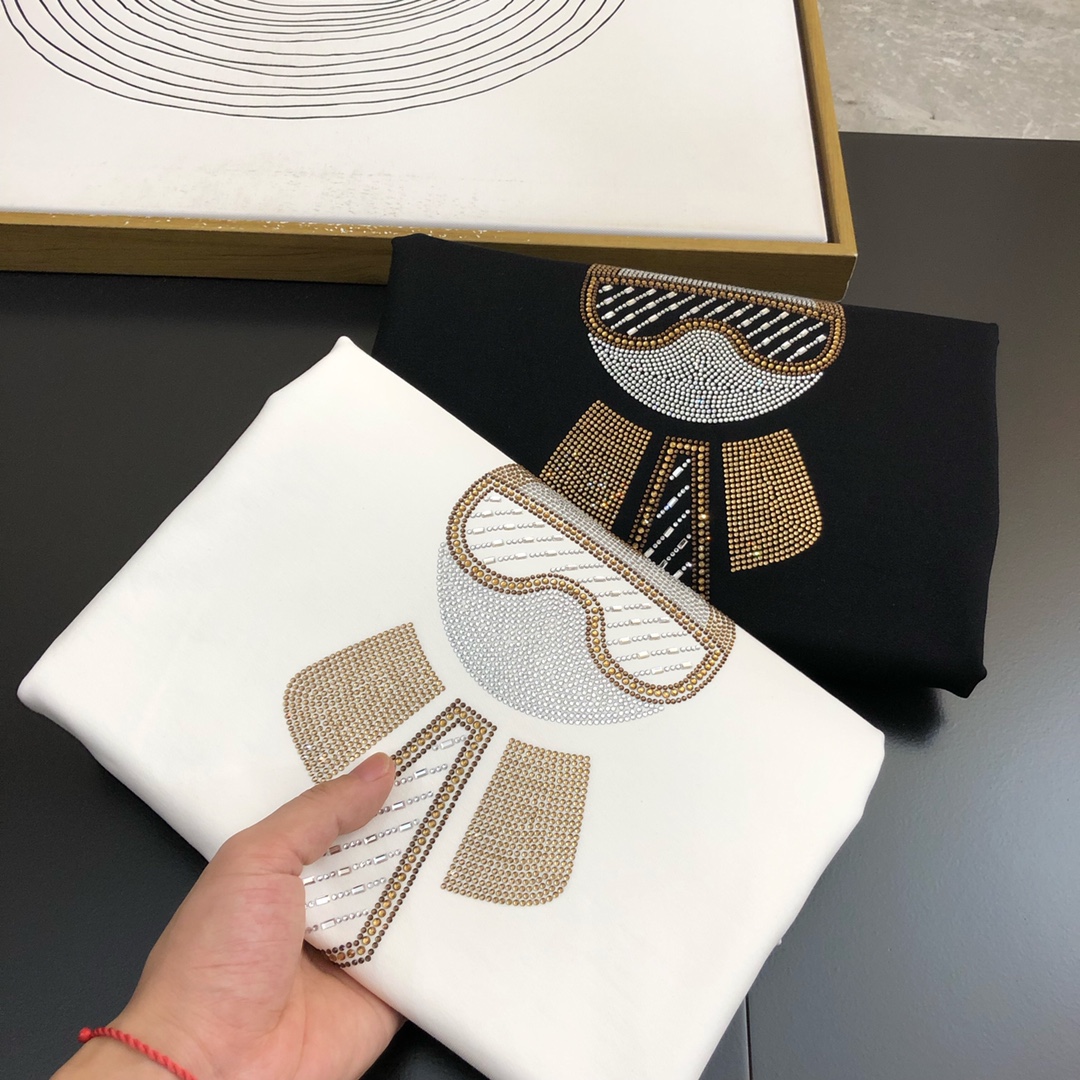 NO:600506,Buddha's sweatshirt, top of the line!  !  FEND25S autumn men's round neck long-sleeved sweatshirt... Lafayette with diamonds, has been recognized as an iconic element. Customer-supplied terry cotton, soft, breathable and comfortable. It can also show a variety of colors from different angles, carefully selected to make you versatile!  !  !  Size M-5XL,,fendi,hoodie,sweatshirts,alexander wang19860909佛爷卫衣,顶顶顶！！FEND25S秋季男士圆领长袖卫衣......烫钻老佛爷,已经被公认成的标志性元素了 客供毛圈棉,柔软透气舒适度高 不同角度也能呈现出多样的色泽来,精心挑选的让你百搭无忌！！！码数M-5XL,,fendi,hoodie,sweatshirts,alexander wang,Men's clothing