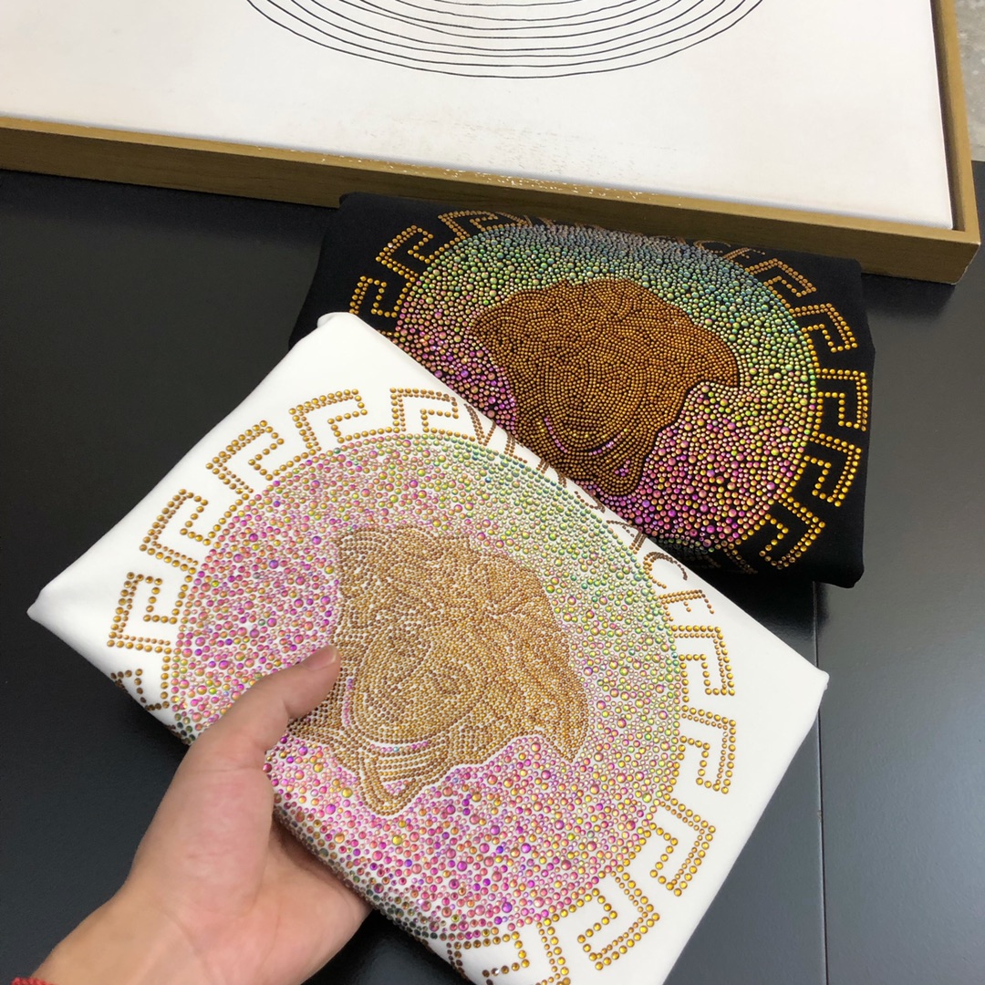 NO:600518,VER25S autumn men's long-sleeved sweatshirt... If you like the colorful Medusa, you don't need to cover it up, it will be deeply imprinted in your heart... It is extremely durable and comfortable, with a great cotton feel. The solid color series, the whole T-shirt is very natural, the style is simple and elegant, and it is easy to wear for commuting!  !  !  Size M-5XL,,hoodie,sweatshirts,tees,t-shirt,alexander wang19860909VER25S秋季男士长袖卫衣..... 彩色烫钻美杜莎喜欢就是喜欢, 无需掩盖, 深深印入你的内心……耐穿性和舒适度极强,超棒的棉感 纯色系列,整件T恤呈现的状态非常的自然,款式简单大气,穿搭便捷通勤！！！码数M-5XL,,hoodie,sweatshirts,tees，t-shirt,alexander wang,Men's clothing