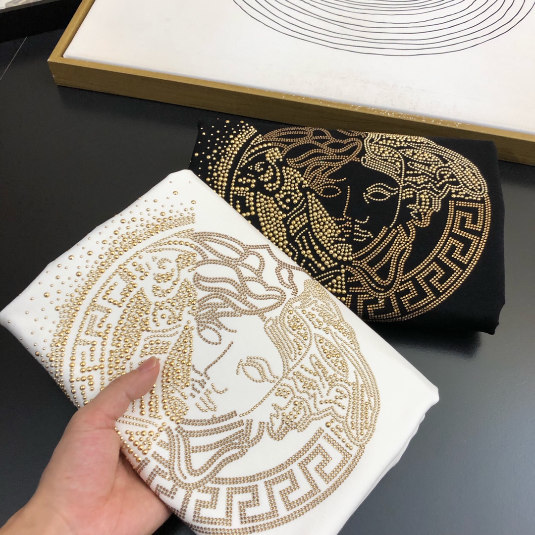 NO:600517,VER25S autumn men's long-sleeved sweatshirt... If you like the hot diamond Medusa, you will like it, no need to cover it up, it will be deeply imprinted in your heart... Extremely durable and comfortable, with a great cotton feel. Solid color series, the whole T-shirt is very natural, the style is simple and elegant, and it is convenient to wear for commuting!  !  !  Size M-5XL,,hoodie,sweatshirts,tees,t-shirt,alexander wang19860909VER25S秋季男士长袖卫衣..... 烫钻美杜莎喜欢就是喜欢, 无需掩盖, 深深印入你的内心……耐穿性和舒适度极强,超棒的棉感 纯色系列,整件T恤呈现的状态非常的自然,款式简单大气,穿搭便捷通勤！！！码数M-5XL,,hoodie,sweatshirts,tees，t-shirt,alexander wang,Men's clothing