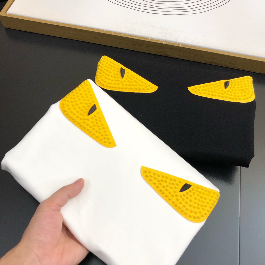 NO:600522,Invincible push, BIU monster eyes!  !  FEND25S Autumn Men's Round Neck Long Sleeve Sweatshirt....Custom-supplied 100% terry cotton fabric, correct fit, skin-friendly and breathable!  !  !  Classic round neck, contrasting little monster LOGO on the chest, hem cinch to enhance the shape of the dress. Casual and easy, wear alone or as an inner layer, a versatile style!  !  !  !  Size M-5XL,,fendi,hoodie,sweatshirts,alexander wang19860909无敌推送,BIU怪兽之眼！！FEND25S秋季男士圆领长袖卫衣.....客供100 ％毛圈棉面料 版型端正 亲肤透气！！！经典圆领 胸前小怪兽撞色LOGO 下摆收口提升衣型 随性洒脱,单穿或作为内搭单品,百搭之款！！！！码数M-5XL,,fendi,hoodie,sweatshirts,alexander wang,Men's clothing