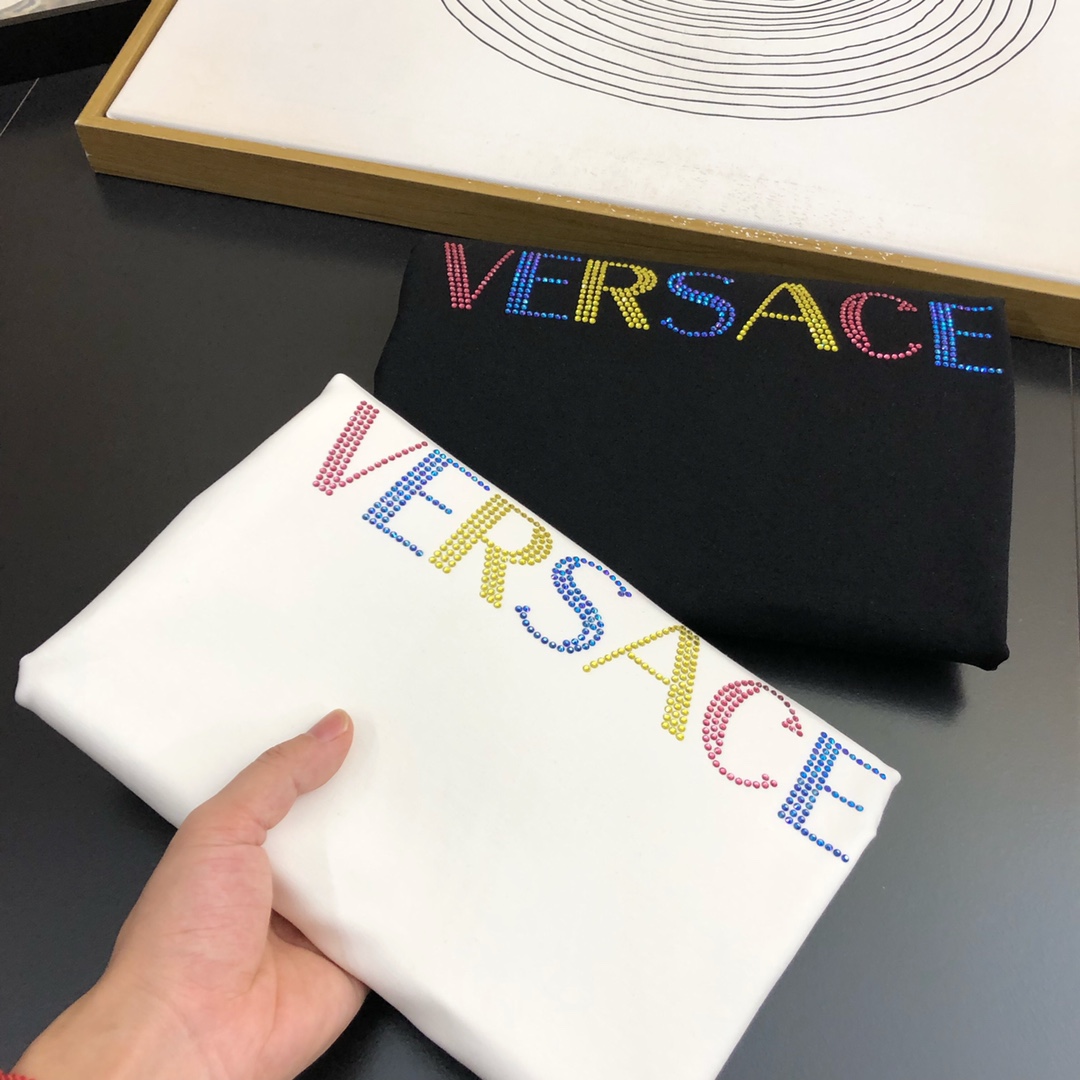 NO:600521,VER25S autumn men's round neck long-sleeved sweatshirt...Regular fit. Customer-supplied terry cotton. The upper body is breathable, soft and comfortable. The fabric is washed twice as ready-made clothes. It is not easy to be deformed by machine washing. The same style as GZ with colorful hot-drilled letters on the chest. Invincible match!  !  !  Size M-5XL,,hoodie,sweatshirts,alexander wang19860909VER25S秋季男士圆领长袖卫衣......常规版型 客供毛圈棉 上身透气柔软舒适 面料成衣两遍洗水 机洗不易变形,胸前多彩烫钻字母 GZ同款 无敌搭配！！！码数M-5XL,,hoodie,sweatshirts,alexander wang,Men's clothing