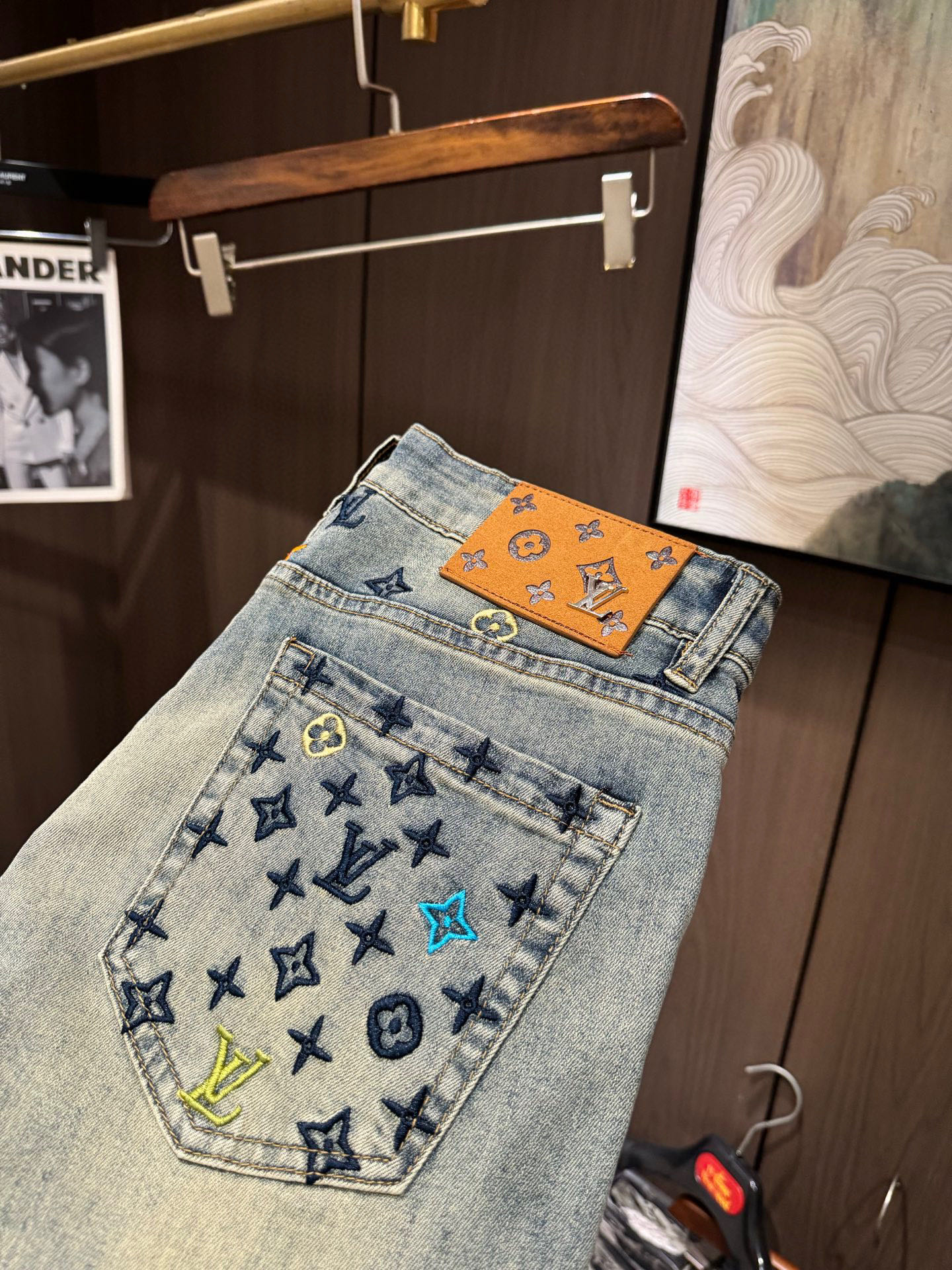 NO:443976,LV25S spring and summer men's casual jeans......Made of thin cotton denim fabric, soft texture without losing muscles and bones, dry and tough feel. Classic iconic embossed logo, soul-like embellishment. All indicators are top-quality, which naturally brings an excellent body feel!  !  !  Number of codes 28-3837, louis vuitton, jeans, alexander wang19860909LV25S春夏男士休闲牛仔裤.......薄款棉质牛仔面料打造 质地柔软又不失筋骨,手感干爽有韧性 经典的标志性浮雕徽标,灵魂般的点缀 各项指标皆为上品,自然带来极佳的上身体感！！！码数28——3837,,louis vuitton,jeans,alexander wang,Men's clothing