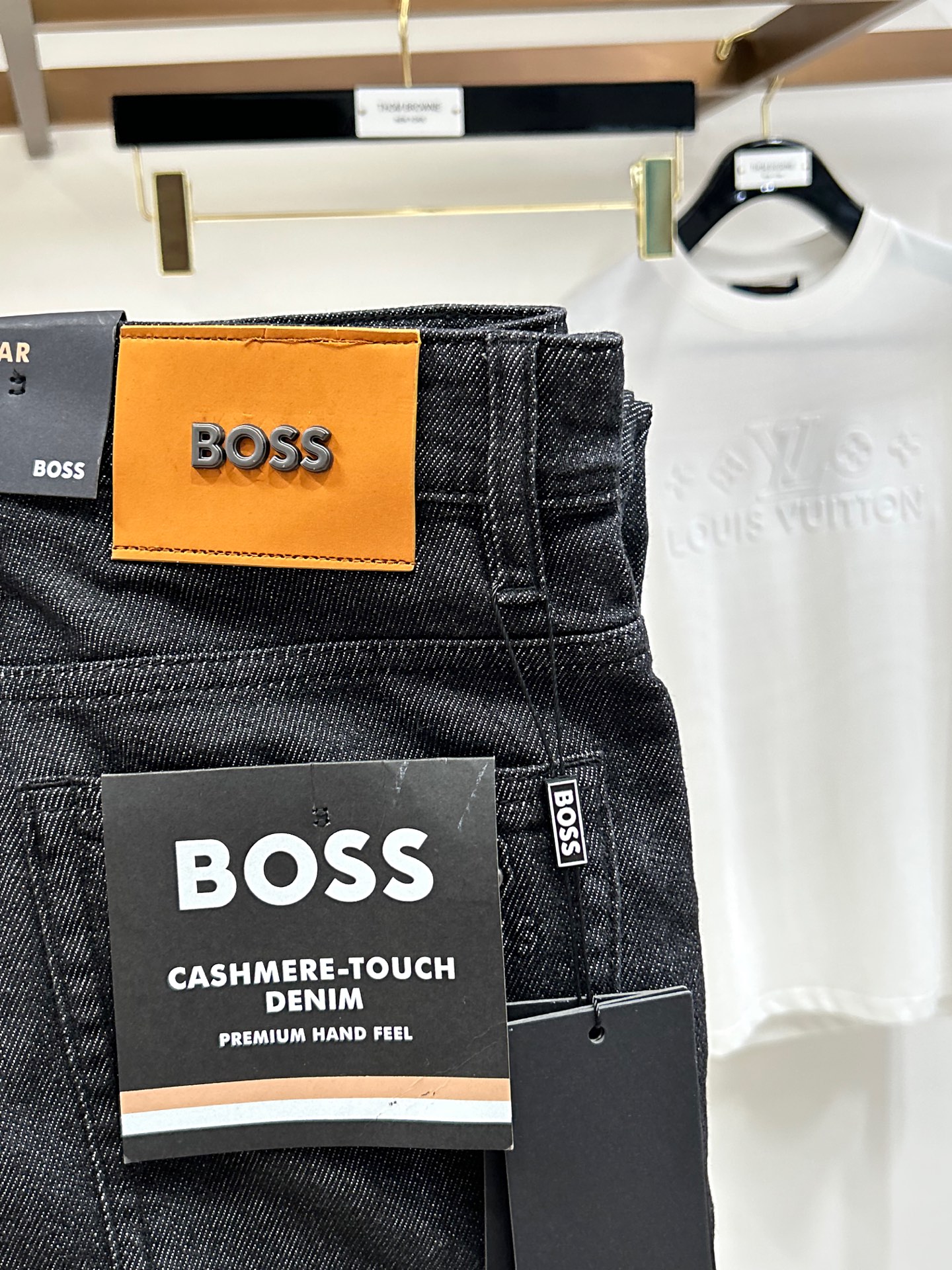 专柜🆕2026春夏设计推荐 热卖牛仔裤🆕柔软亲肤面料 奢华头层牛皮腰牌 经典蓝洗水 专柜限量款 奢华感订制面料 工艺+洗