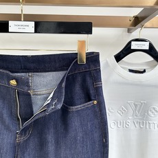 专柜🆕2026春夏设计推荐 热卖牛仔裤🆕柔软亲肤面料 奢华头层牛皮腰牌 经典蓝洗水 专柜限量款 奢华感订制面料 工艺+洗 专柜🆕2026春夏设计推荐 热卖牛仔裤🆕柔软亲肤面料 奢华头层牛皮腰牌 经典蓝洗水 专柜限量款 奢华感订制面料 工艺+洗