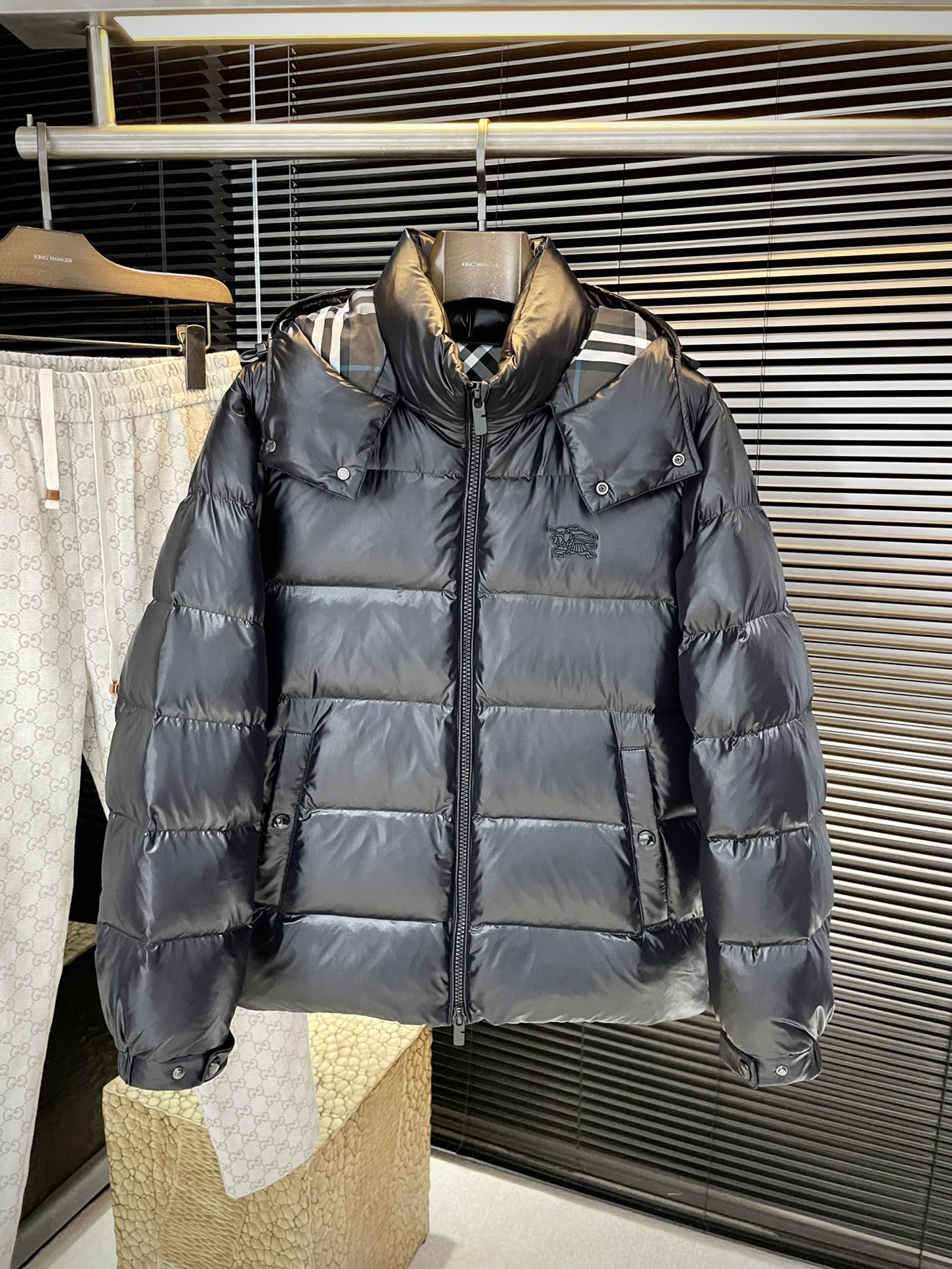 NO:703235,P Burber winter clothing series creates handsome men and highlights masculine temperament. Simple and fashionable commuter down jackets are made of top imported waterproof materials. The texture is very soft and comfortable against the skin. Delicate and smooth texture. Super good fit. The upper body is super stylish and handsome. The down jacket feels like it is wrapped in a top-notch down quilt. It is warm and comfortable. The version is a simple design with three-dimensional cutting. It simply adds points to the whole piece of clothing. The whole piece is warm and has high fluffiness.  National standard 90 white duck down filling has good resilience and can rebound immediately after compression. It is very light, delicate and soft. The better the down, the lighter it is, but the fluffy and fluffy ones are fluffy and light. The upper body is warm and stylish without feeling heavy. It is very wearable and does not look bloated. It can well prevent cold wind invasion!  The first choice for high quality. Compare the details and fabrics. You will know what grade of goods we sell!  Size 48-56,,burberry,burberry,down jacket,19860909P  Burber（巴宝）冬装系列 打造帅气型男 彰显男士气质 简约时尚通勤羽绒服 顶级进口防水材料面料 质感很轻柔 贴肤都舒适 细腻顺滑质感 超级好版型 上身超级有型的帅气 羽绒服就感觉包裹了一层顶级的羽绒被 温暖而舒适 版型是立体裁剪的设计简约款 简直给整件衣服加分,整件保暖蓬松度高 国标90白鸭绒填充 回弹力好 压缩后能马上立马回弹起来 非常轻盈 细腻柔软 越好的绒是越轻 但是体积蓬松越大的 蓬松轻盈 上身保暖有型 又不会有负重感 实穿性非常强 不显臃肿 可以很好的防止寒风侵袭！高品质首选 大家到时比一比细节 面料 做你就知道我们卖的是什么级别的货色了！尺码 48-56,,burberry,burberry,down jacket,,Men's clothing