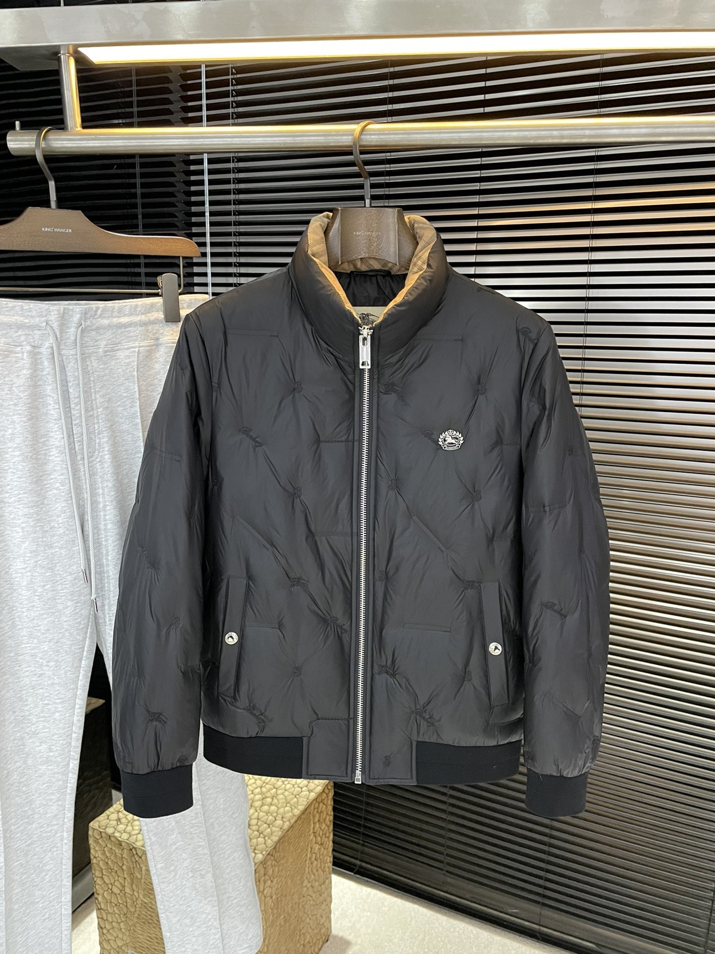 NO:703240,P Burber (Babao) foreign trade export orders!  The latest down jacket is extremely cold-proof, simple and comfortable commuter down, customized with the highest grade 90 white duck down nylon fabric, extremely fluffy, full of filling, light and not weighing down, fashionable and simple, very suitable for sweaters and sweaters, original fabric, warm and stylish purchase level - recommended to keep for yourself!  Size 48-56,,burberry,burberry,hoodie,sweatshirts,jackets & coats,sweaters,down jacket,19860909P  Burber（巴宝）外贸出口订单！最新羽绒外套 极度防寒 简洁舒适的通勤羽绒,定制最高等90白鸭绒锦纶面料、蓬松度极好,填充物饱满,轻便不压身,时尚简约,内搭卫衣、毛衣都非常合适,原版面料,保暖有型代购级别-推荐自留款！尺码 48-56,,burberry,burberry,hoodie,sweatshirts,jackets & coats,sweaters,down jacket,,Men's clothing