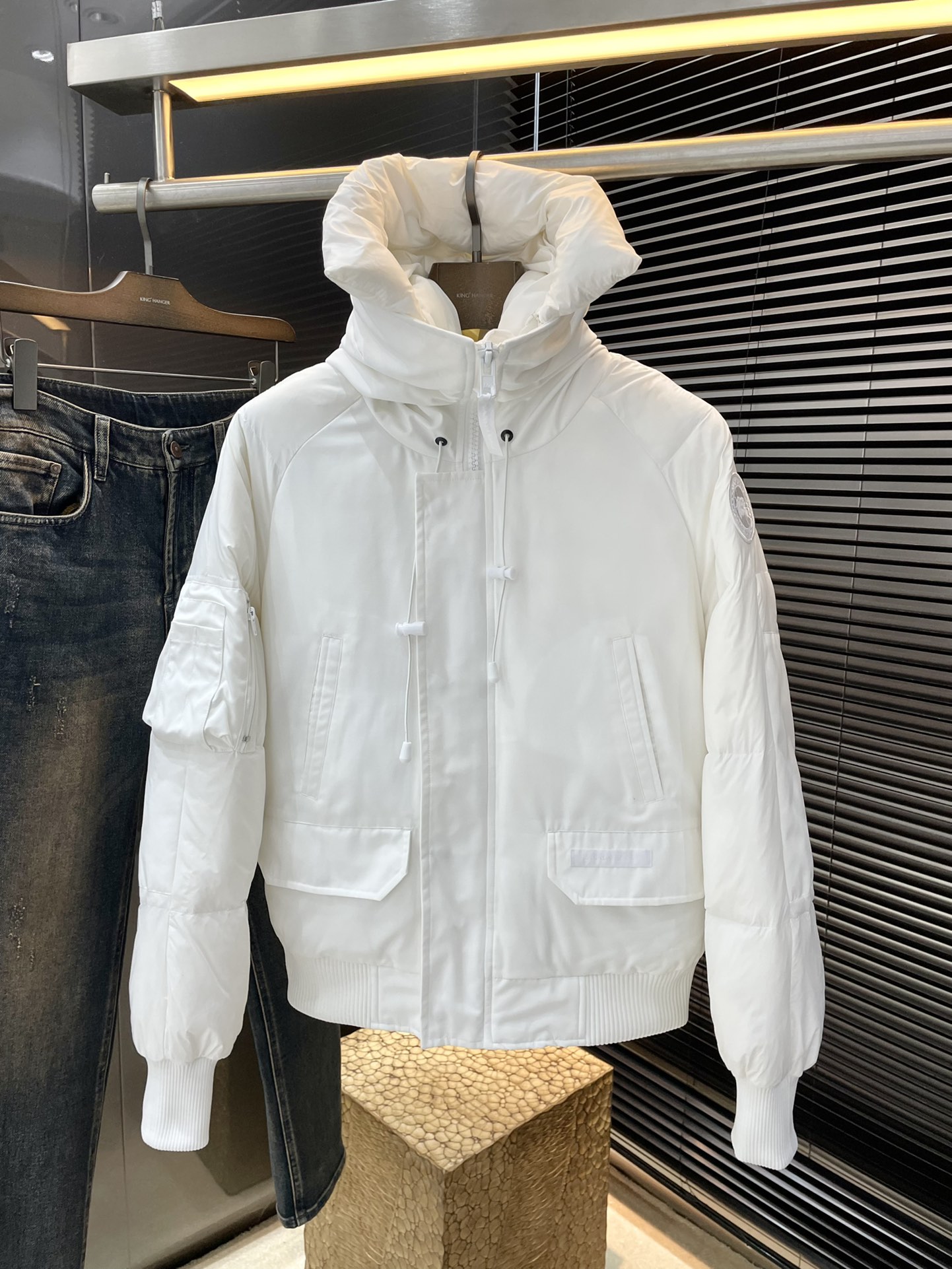 NO:703246,P Canada Goose (Canada Goose) The new Canadian brand Canada Goose has always been recognized as the warmest down jacket. Various Instagram celebrities, Internet celebrities, and celebrities often wear it for street photos. I make Canada Goose every year, but I still can't get rid of my love for the big geese. No matter how cold the days are, there is no need to be afraid, because there are big geese!  !  The delicate yet strong feel is the sense of life that comes from the erosion of wind and frost in nature. The collar is detachable!  Filled with 90% white duck down, Canada Goose is the legendary warmest down jacket and is known as a must-have for Arctic outdoor sports!  The most popular down jacket in the world, celebrities are rushing to buy it, it is a must-have!  Same size for men and women, XS~XXL,, down jacket,19860909P  Canada Goose（加拿大鹅）新款加拿大品牌Canada Goose一直是被公认为最保暖的羽绒服,各种各路ins红人、网红、明星也时长穿他街拍.每年都有做Canada Goose,却依旧无法摆脱对大鹅的喜爱,再寒冷的多天都不需要怕,因为有大鹅！！那种细腻又坚挺的手感,是来自大自然风霜侵蚀才呈现出来的生命感.领子可拆卸！内填充90白鸭绒 ,加拿大鹅是传说中最保暖的羽绒服,号称北极户外运动必备品！全球爆热第一的羽绒服,各大明星争相抢购,人手必备！ 男女同款 码数 XS~XXL,,down jacket,,Men's clothing