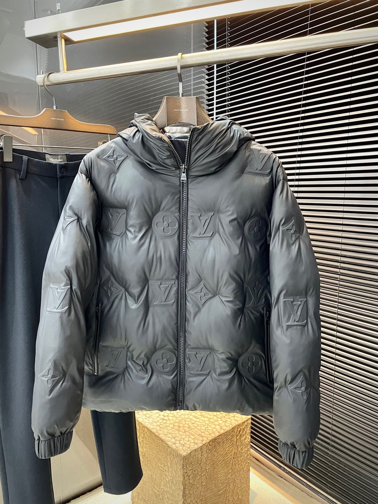 NO:703222,P LOUIS VU (Louis) winter clothing series creates handsome men and highlights masculine temperament. Simple and fashionable commuter down jackets. Top-grade imported waterproof materials. The texture is very soft and comfortable against the skin. Delicate and smooth texture. Super good fit. The upper body is super stylish and handsome. The down jacket feels like it is wrapped with a top-notch duvet. It is warm and comfortable. The version is a simple design with three-dimensional cutting. It simply adds points to the whole dress. The whole piece is warm and fluffy.  National standard 90 white duck down filling has good resilience and can rebound immediately after compression. It is very light, delicate and soft. The better the down, the lighter it is, but the fluffy and fluffy ones are fluffy and light. The upper body is warm and stylish without feeling heavy. It is very wearable and does not look bloated. It can well prevent cold wind invasion!  The first choice for high quality. Compare the details and fabrics. You will know what grade of goods we sell!  Size 48-56,,louis vuitton,louis vuitton,down jacket,19860909P  LOUIS VU（路易）冬装系列 打造帅气型男 彰显男士气质 简约时尚通勤羽绒服 顶级进口防水材料面料 质感很轻柔 贴肤都舒适 细腻顺滑质感 超级好版型 上身超级有型的帅气 羽绒服就感觉包裹了一层顶级的羽绒被 温暖而舒适 版型是立体裁剪的设计简约款 简直给整件衣服加分,整件保暖蓬松度高 国标90白鸭绒填充 回弹力好 压缩后能马上立马回弹起来 非常轻盈 细腻柔软 越好的绒是越轻 但是体积蓬松越大的 蓬松轻盈 上身保暖有型 又不会有负重感 实穿性非常强 不显臃肿 可以很好的防止寒风侵袭！高品质首选 大家到时比一比细节 面料 做你就知道我们卖的是什么级别的货色了！尺码 48-56,,louis vuitton,louis vuitton,down jacket,,Men's clothing