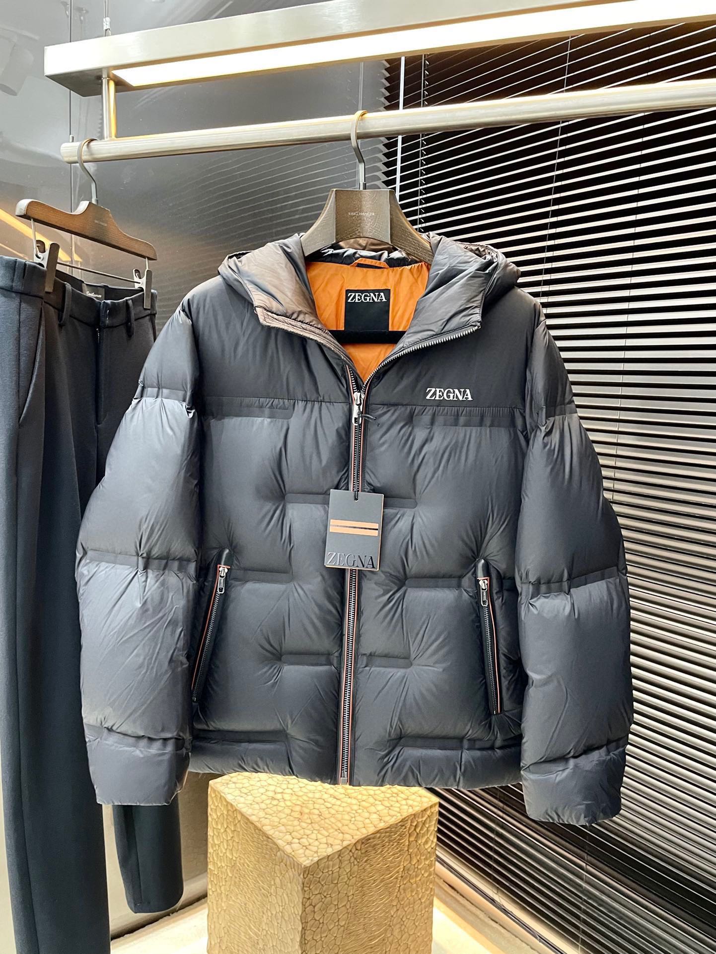 NO:703231,P Z Zegn (Emenia Ermenegildo Zegna) winter clothing series creates handsome men and highlights masculine temperament. Simple and fashionable commuter down jackets are made of top imported waterproof materials. The texture is very soft and comfortable against the skin. It has a delicate and smooth texture. It has a super good fit. The upper body is super stylish and handsome. The down jacket feels like it is wrapped in a top-notch duvet. It is warm and comfortable. The version is a simple design with three-dimensional cutting. It simply adds points to the whole piece of clothing. The whole piece is warm and has high fluffiness.  National standard 90 white duck down filling has good resilience and can rebound immediately after compression. It is very light, delicate and soft. The better the down, the lighter it is, but the fluffy and fluffy ones are fluffy and light. The upper body is warm and stylish without feeling heavy. It is very wearable and does not look bloated. It can well prevent cold wind invasion!  The first choice for high quality. Compare the details and fabrics. You will know what grade of goods we sell!  Size 48-56,,zegna,down jacket,19860909P  Z Zegn（杰尼亚）冬装系列 打造帅气型男 彰显男士气质 简约时尚通勤羽绒服 顶级进口防水材料面料 质感很轻柔 贴肤都舒适 细腻顺滑质感 超级好版型 上身超级有型的帅气 羽绒服就感觉包裹了一层顶级的羽绒被 温暖而舒适 版型是立体裁剪的设计简约款 简直给整件衣服加分,整件保暖蓬松度高 国标90白鸭绒填充 回弹力好 压缩后能马上立马回弹起来 非常轻盈 细腻柔软 越好的绒是越轻 但是体积蓬松越大的 蓬松轻盈 上身保暖有型 又不会有负重感 实穿性非常强 不显臃肿 可以很好的防止寒风侵袭！高品质首选 大家到时比一比细节 面料 做你就知道我们卖的是什么级别的货色了！尺码 48-56,,zegna,down jacket,,Men's clothing