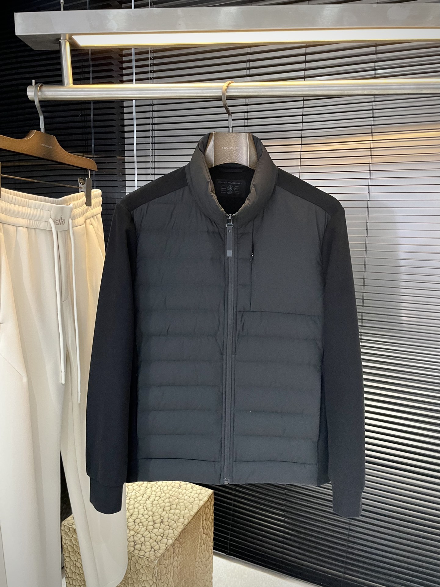 NO:703234,P EmporioArm-(EmporioArm) Foreign trade export orders!  The latest down jacket is extremely cold-resistant. It is a simple and comfortable commuter down. It is customized with the highest quality 90 white duck down filled polyester fiber fabric. It has excellent fluffiness and full filling. It is light and does not weigh the body. It is fashionable and simple. It is very suitable for sweaters and sweaters. It is original fabric, warm and stylish. It is recommended to keep it for yourself!  Size 48-56,,hoodie,sweatshirts,jackets & coats,sweaters,down jacket,19860909P  EmporioArm-（阿玛） 外贸出口订单！最新羽绒外套 极度防寒 简洁舒适的通勤羽绒,定制最高等90白鸭绒填冲聚脂纤维面料、蓬松度极好,填充物饱满,轻便不压身,时尚简约,内搭卫衣、毛衣都非常合适,原版面料,保暖有型代购级别-推荐自留款！尺码 48-56,,hoodie,sweatshirts,jackets & coats,sweaters,down jacket,,Men's clothing