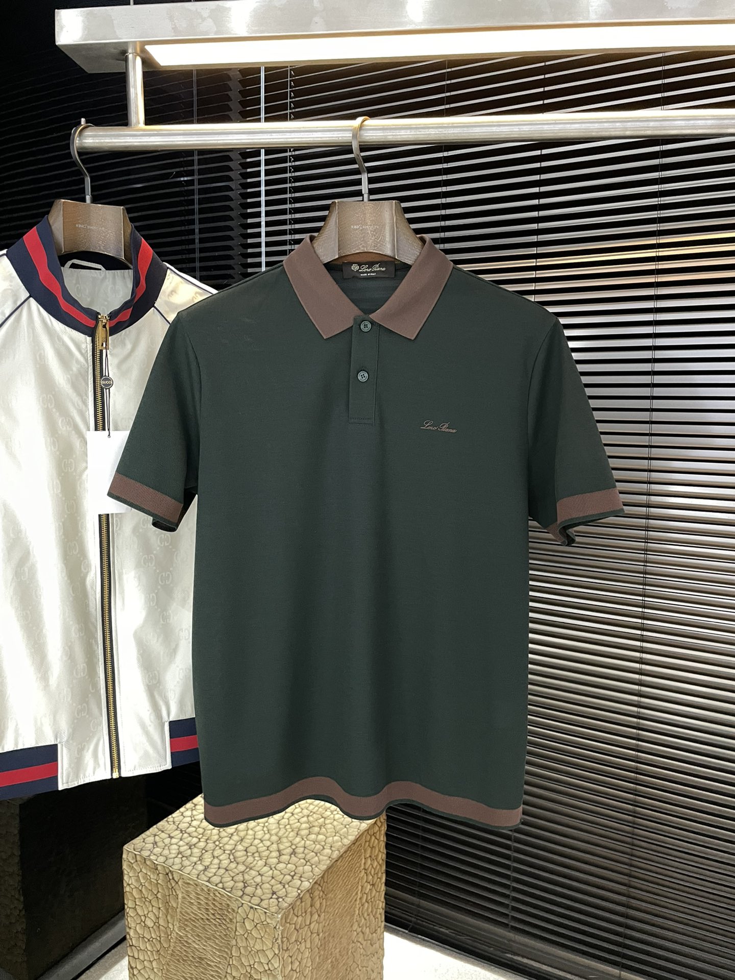 NO:842293,P LP (Nuo You Pian Ya) 2026 spring and summer latest Polo short-sleeved. This Polo shirt is made of high-end cotton pique fabric. It is a timeless design item suitable for various seasons. Classic style, decorated with classic logo leather label on the chest, business casual, high-end for outer wear and inner wear, highly recommended!  Size M-3XL,,loro piana,T-shirt,19860909P  LP（诺悠翩雅） 2026年春夏最新款Polo短袖,这款Polo衫采用高端棉质珠地面料制成,是适合各种季节的隽永设计单品.经典款式,胸前饰有经典logo皮标标识,商务休闲,外穿内搭都高档次,强烈推荐！码数M-3XL,,loro piana,T-shirt,,Men's clothing