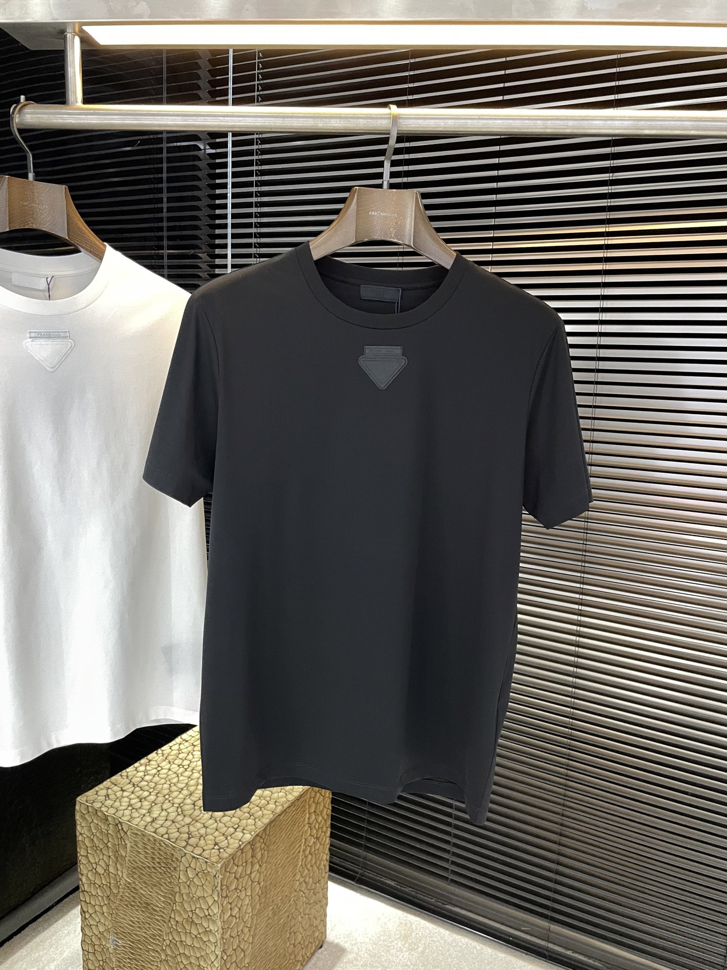 NO:842301,P PRAD-(Pula) series VIP advanced customization 2026 spring and summer new short-sleeved style. Anyone can easily control it. The fabric is fully customized. High-end first-class double mercerized fabric. The fabric feels soft, and the upper body is comfortable and soft. The simple style is very classy, ​​simple and stylish, and the tailoring is very exquisite, showing aura, and highlighting the sophistication of business men!  Size 48-56,,prada,prada,T-shirt,19860909P PRAD-（普拉）系列 VIP高级定制 2026春夏季新款短袖 百搭款式 任何人都可以轻松驾驭 面料全订制 高定一等品双丝光面料 面料手感柔软,上身舒适柔软 简约的款式非常显档次,简约个性时尚,版型剪裁非常精致,显气场,又会凸显商务男士的精致！尺码 48-56,,prada,prada,T-shirt,,Men's clothing