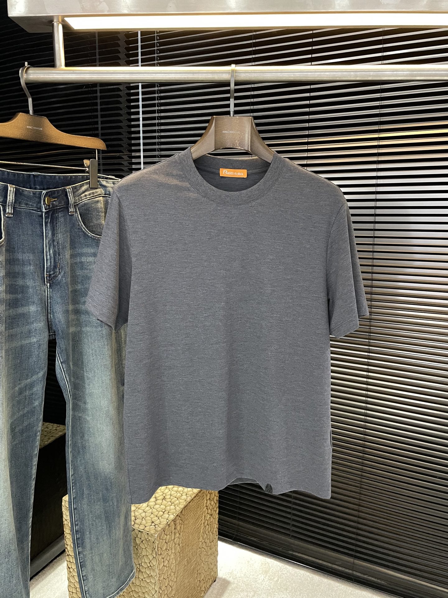 NO:842313,P Brioni (Brioni) advanced customization 2026 spring and summer new short-sleeved T-shirt. This T-shirt is made of soft imported combed rice fabric. Classic and timeless round neck short-sleeved design, decorated with Brioni leather label. Daily casual, novel and unique style. Highly recommended!  Size M-4XL next day shipping, T-shirt, tees, t-shirt,19860909P Brioni（布里奥尼）高级定制 2026春夏季新款短袖T恤,此款T恤衫采用柔软的进口精梳混饭面料制成.经典隽永的圆领短袖设计,饰有布里奥尼皮标装饰 日常休闲 款式新颖独特 强烈推荐！码数 M-4XL 隔天出货,,T-shirt,tees，t-shirt,,Men's clothing