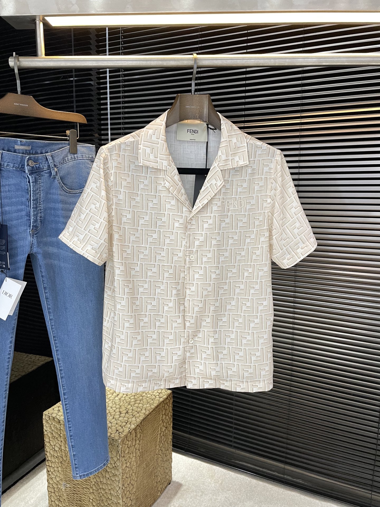 NO:842321,FEND-(fendi) 2026 summer FF presbyopic short-sleeved shirt, classic FF pattern, high brand recognition! Lightweight and breathable fabric, super comfortable to wear in summer, casual and fashionable. Loose cut, comfortable and not picky, very stylish with jeans or casual pants, easy to get the summer noble style. It can be easily controlled for daily outings and vacations. Size S-XL,,fendi,jeans,shirts,T-shirt,19860909FEND-（分迪）2026夏季FF老花短袖衬衫,经典FF图案,品牌辨识度超高!轻薄透气面料,夏天穿超舒服,休闲又时髦.宽松剪裁,舒适不挑身材,随便搭牛仔裤或休闲裤都很有型,轻松get夏日贵公子风.日常出街,度假都能轻松驾驭 码数S-XL,,fendi,jeans,shirts,T-shirt,,Men's clothing