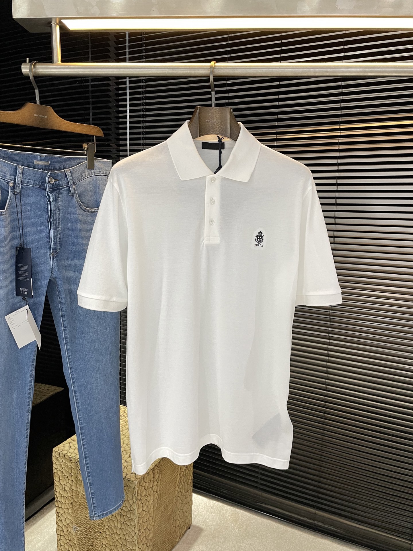 NO:842326,P PRAD-(Pula) 2026 spring and summer latest POLO short-sleeved model, using the latest pure cotton fabric, soft to the touch, soft and comfortable composition, classic design style, special customization, simple cutting and splicing, reflecting the extraordinary craftsmanship of the workers, full of high-end fashion sense!  The version is quite casual and versatile. Sizes are S-XL, prada, prada, T-shirt,19860909P  PRAD-（普拉）2026春夏最新款POLO短袖,采用最新纯棉面料 手感柔软、成分柔软舒适 经典设计风格 特殊定制 简单的裁剪方式拼接,体现出工人不凡的工艺,高端时尚感十足！版型相当赞休闲百搭款.尺码 S-XL,,prada,prada,T-shirt,,Men's clothing