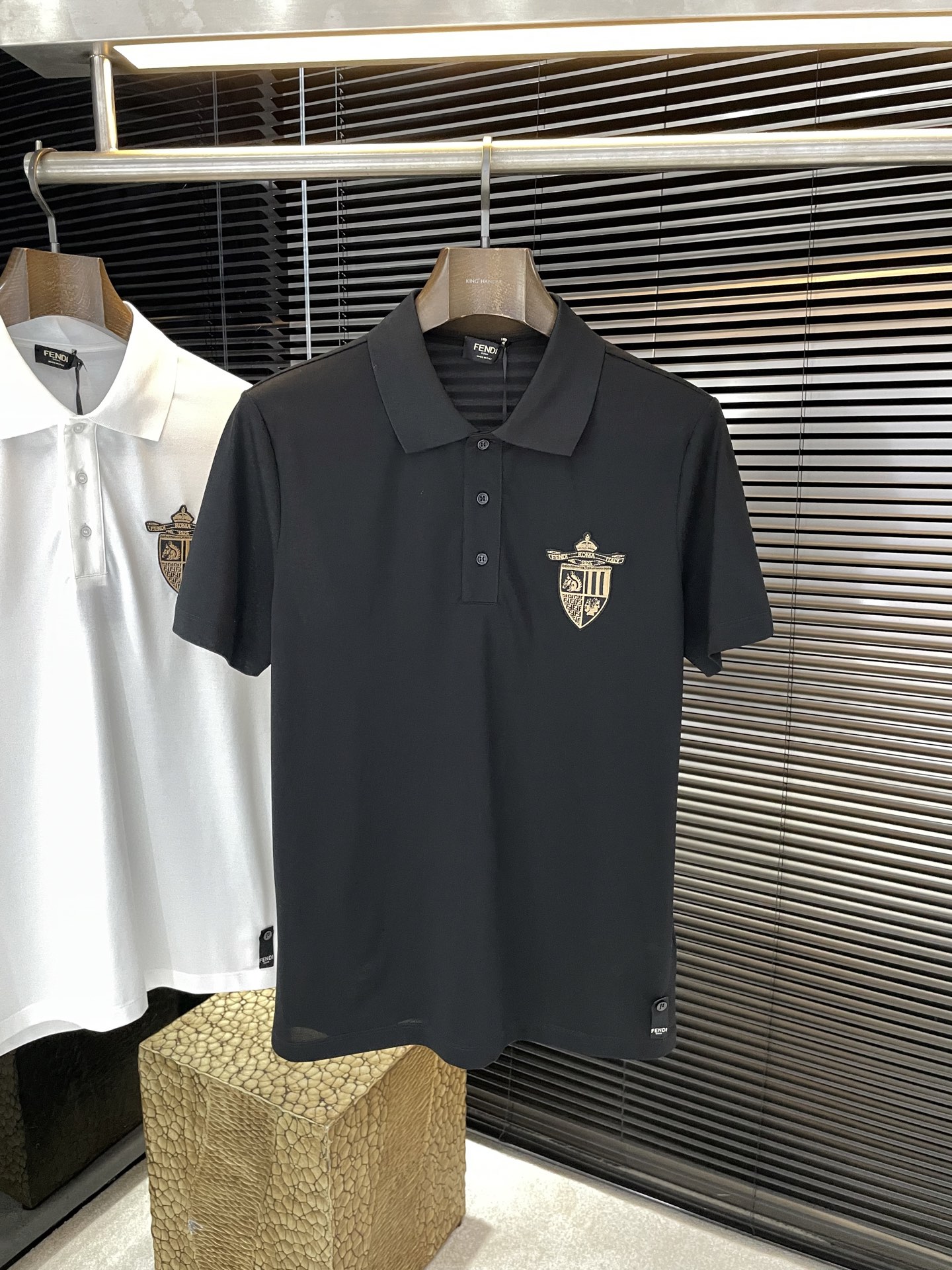 NO:842294,P FEND - The latest Polo short-sleeved model for spring and summer 2026. This Polo shirt is made of high-end pique fabric and is a timeless design item suitable for all seasons. The collar is fastened with three buttons, and its versatile style makes it very suitable for wearing alone, or as a base layer for FF jackets or sweaters. Business casual, high-end for both outer and inner wear, highly recommended!  Size M-3XL,,fendi,jackets & coats,jackets & coats,T-shirt,19860909P  FEND-（分迪）2026年春夏最新款Polo短袖,这款Polo衫采用高端珠地面料制成,是适合各种季节的隽永设计单品.衣领配三颗纽扣开合,百搭风范令其非常适合单穿,或作为 FF的外套夹克或针织衫的底衫穿着.商务休闲,外穿内搭都高档次,强烈推荐！码数M-3XL,,fendi,jackets & coats,jackets & coats,T-shirt,,Men's clothing