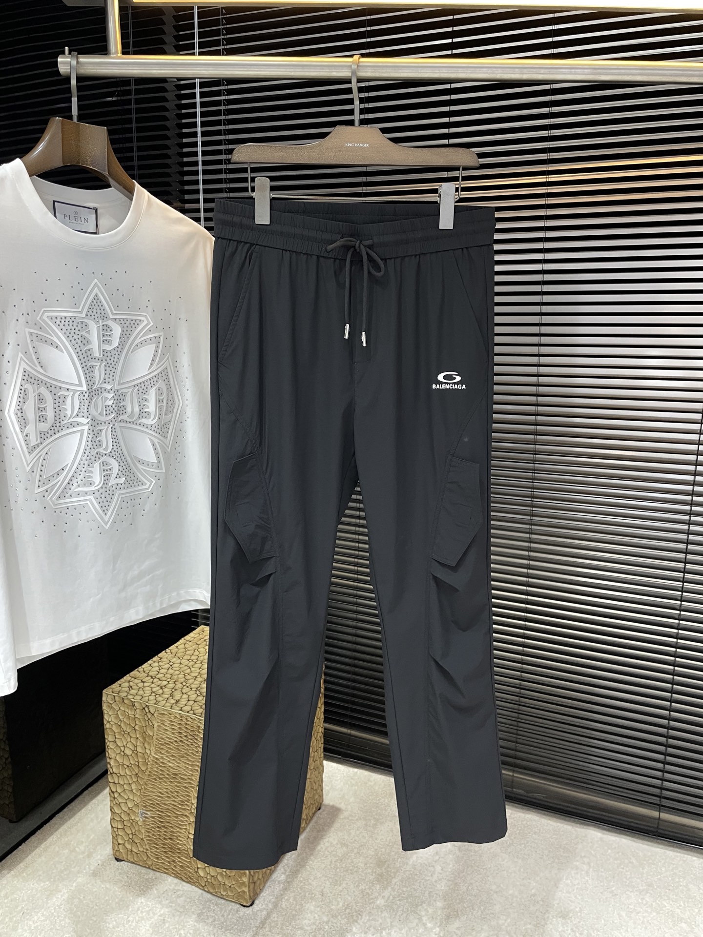 NO:903119,P Balenciag - (Paris) 2026 spring new style, the latest casual trousers in the store. The original trousers have a casual and versatile upper body, with a casual and lazy style. The original imported nylon fabric is customized. The fabric is comfortable and has a strong sense of quality. The upper body effect is excellent and the comfort is overwhelming. The brand LOGO is embellished with three-dimensional offset printing. The details are fine, and the classic brand elements and logos are restored one to one... High-end atmosphere, the ultimate product in quality. Is there a taste of spring? The first choice for spring casual trousers. Everyone must enter... Size number  M-4XL purchasing agent level,,balenciaga,19860909P  Balenciag-（巴黎）2026春季新款,专柜最新休闲裤.原版裤型上身休闲百搭、随性慵懒范,定制原版进口锦纶面料 面料舒适,品质感极强,上身效果极佳 舒适感爆棚. 品牌LOGO立体胶印点缀 细节精细,经典品牌元素标志一比一还原…高端大气,品质中的臻品 春天的的味道有没有,春季休闲裤首选 .人手必入……码数 M一4XL 代购级别,,balenciaga,,Men's clothing