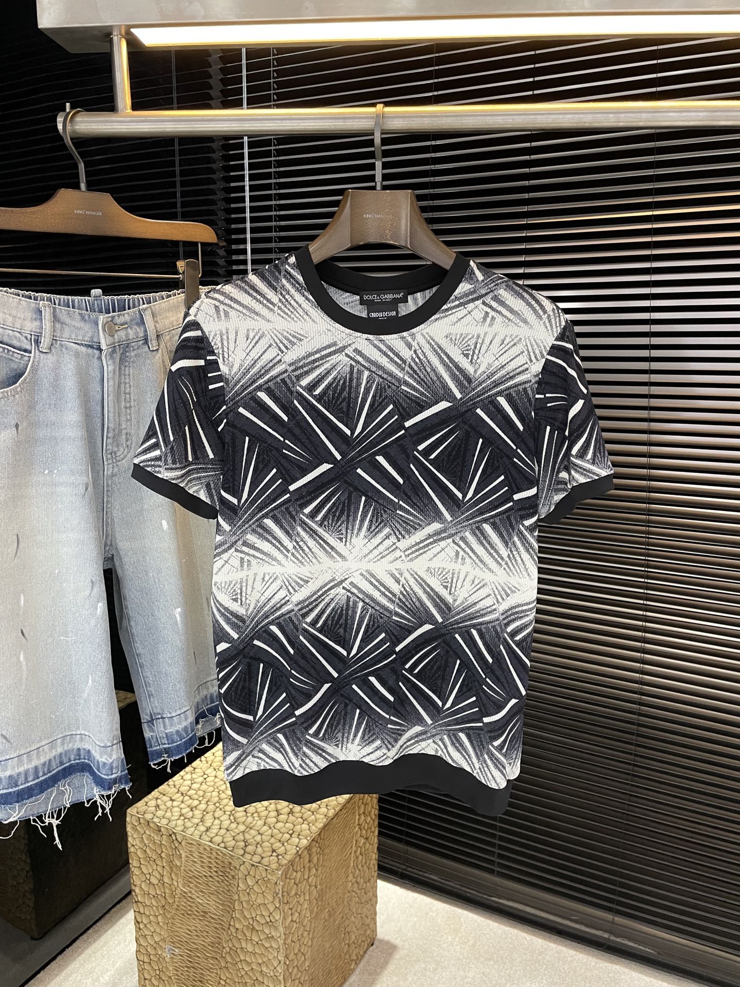 NO:903179,P D&G (Dolce & Gabban) series VIP advanced customization 2026 spring and summer new short-sleeved style. Anyone can easily control it. The fabric is fully customized. High-end first-class spandex jacquard fabric. The fabric feels soft, and the upper body is comfortable and soft. The simple style is very classy, ​​simple and stylish, and the tailoring is very exquisite, showing aura, and will highlight the sophistication of business men!  Size M-3XL,,Dolce&Gabbana,Dolce&Gabbana,T-shirt,19860909P  D&G（杜嘉班）系列 VIP高级定制 2026春夏新款短袖 百搭款式 任何人都可以轻松驾驭 面料全订制 高定一等品氨纶提花面料 面料手感柔软,上身舒适柔软 简约的款式非常显档次,简约个性时尚,版型剪裁非常精致,显气场,又会凸显商务男士的精致！尺码 M-3XL,,Dolce&Gabbana,Dolce&Gabbana,T-shirt,,Men's clothing