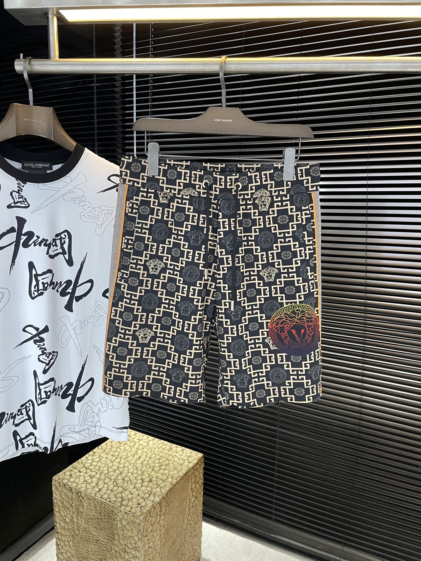 NO:903141,P Versac-(Versac) 2026 spring and summer new style, the latest casual shorts. The original trousers have a casual and versatile upper body, and the design is casual and lazy. High-end customized imported nylon fabrics, one-to-one hardware customization technology, extremely comfortable. High-end atmosphere, whether you have the taste of summer, the first choice. Size M-4XL purchasing level...,,versace,versace,shorts,19860909P Versac-（范思） 2026春夏季新款,最新休闲短裤.原版裤型上身休闲百搭、设计随性慵懒范,高级定制进口锦纶面料,一比一五金订制工艺 舒适感爆棚.高端大气,夏天的味道有没有,首选 .码数 M-4XL 代购级别……,,versace,versace,shorts,,Men's clothing