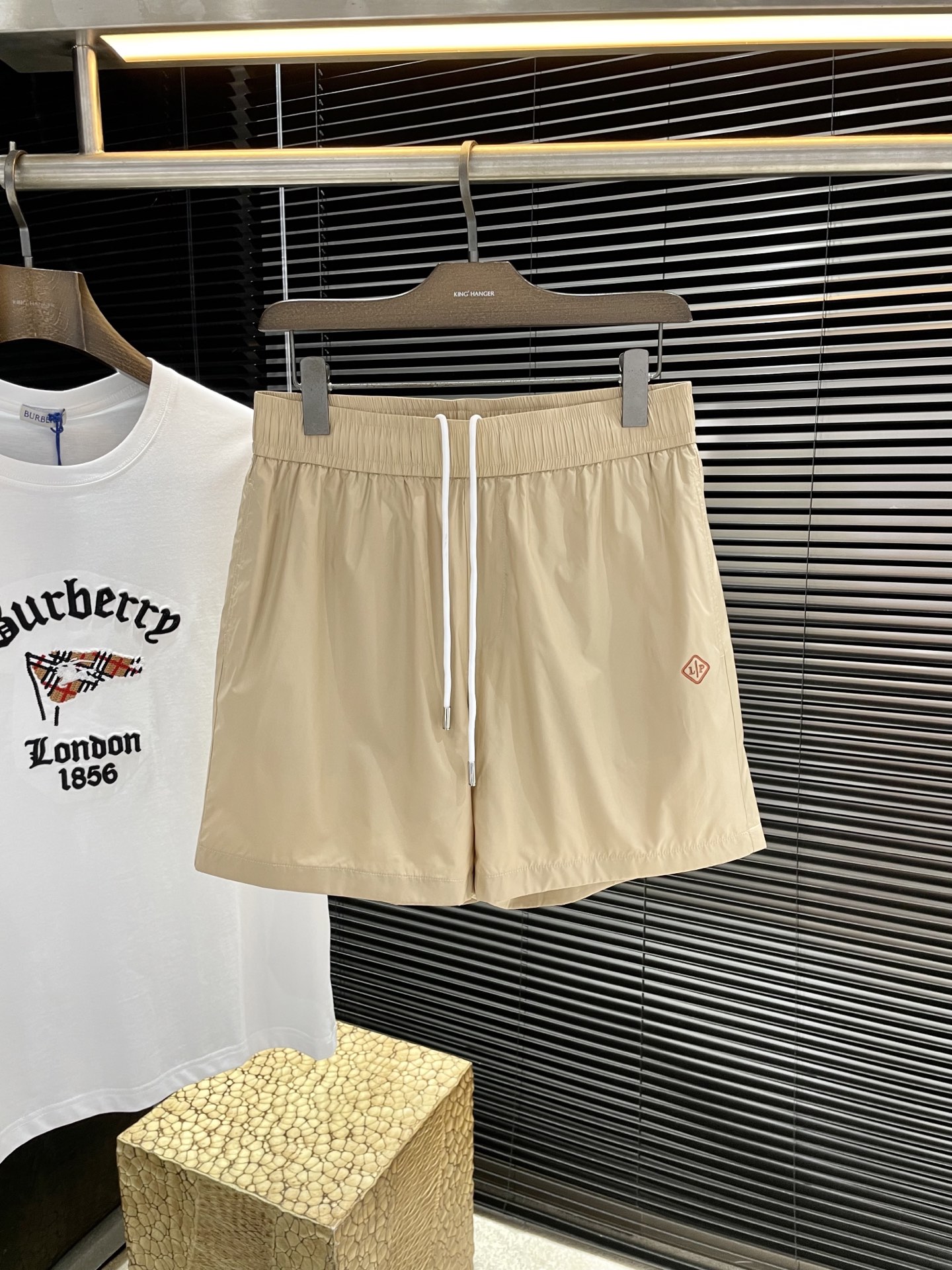 NO:903134,P LP (Noyo Piana) 2026 spring and summer latest casual shorts customized fabrics, simple casual style to create a fashionable item with both leisure and personality, luxury classic brand logo design, elastic drawstring at the waist, elasticity can be adjusted freely, the upper body is very handsome, fashionable and versatile, very comfortable to wear, low-key yet luxurious, very classy when worn, the upper body is absolutely stylish, extremely luxurious and versatile! Size M-3XL,,loro piana,shorts,19860909P  LP（诺悠翩雅）2026春夏最新款休闲短裤定制面料,简约休闲款式打造休闲与个性兼备的时髦单品奢华经典品牌logo设计,腰部弹力抽绳 ,松紧可自由调节,上身都非常帅气时尚百搭,身穿着非常舒适低调不失奢华穿出去非常有档次上身绝对的有型极度奢华大气且百搭! 尺码 M-3XL,,loro piana,shorts,,Men's clothing