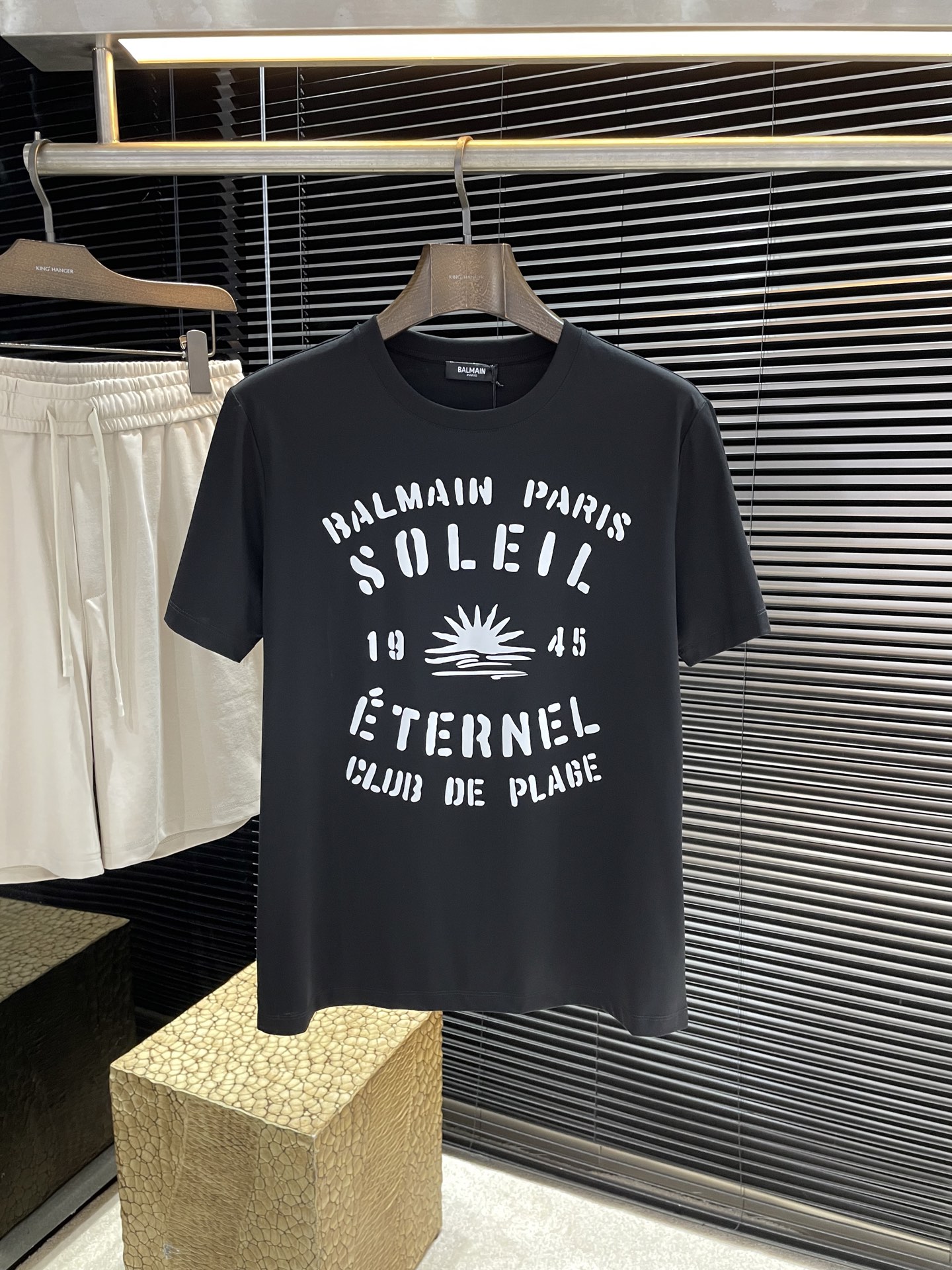 NO:903166,P Balmai - (Balmain) VIP advanced customization 2026 spring and summer new short-sleeved T-shirt, printed design on the chest, cotton double mercerized fabric, the fabric is uniform, delicate and soft, comfortable to wear, easy to create a cool summer feeling, highly recommended!  Size M-3XL,,balmain,balmain,T-shirt,tees,t-shirt,19860909P  Balmai-（巴尔曼）VIP高级定制 2026春夏季新款短袖T恤衫,胸前印花设计 棉双丝光面料 ,面料匀均细致柔软 ,穿着舒度适高,轻松打造夏日潮酷感 ,强烈推荐！码数M-3XL,,balmain,balmain,T-shirt,tees，t-shirt,,Men's clothing