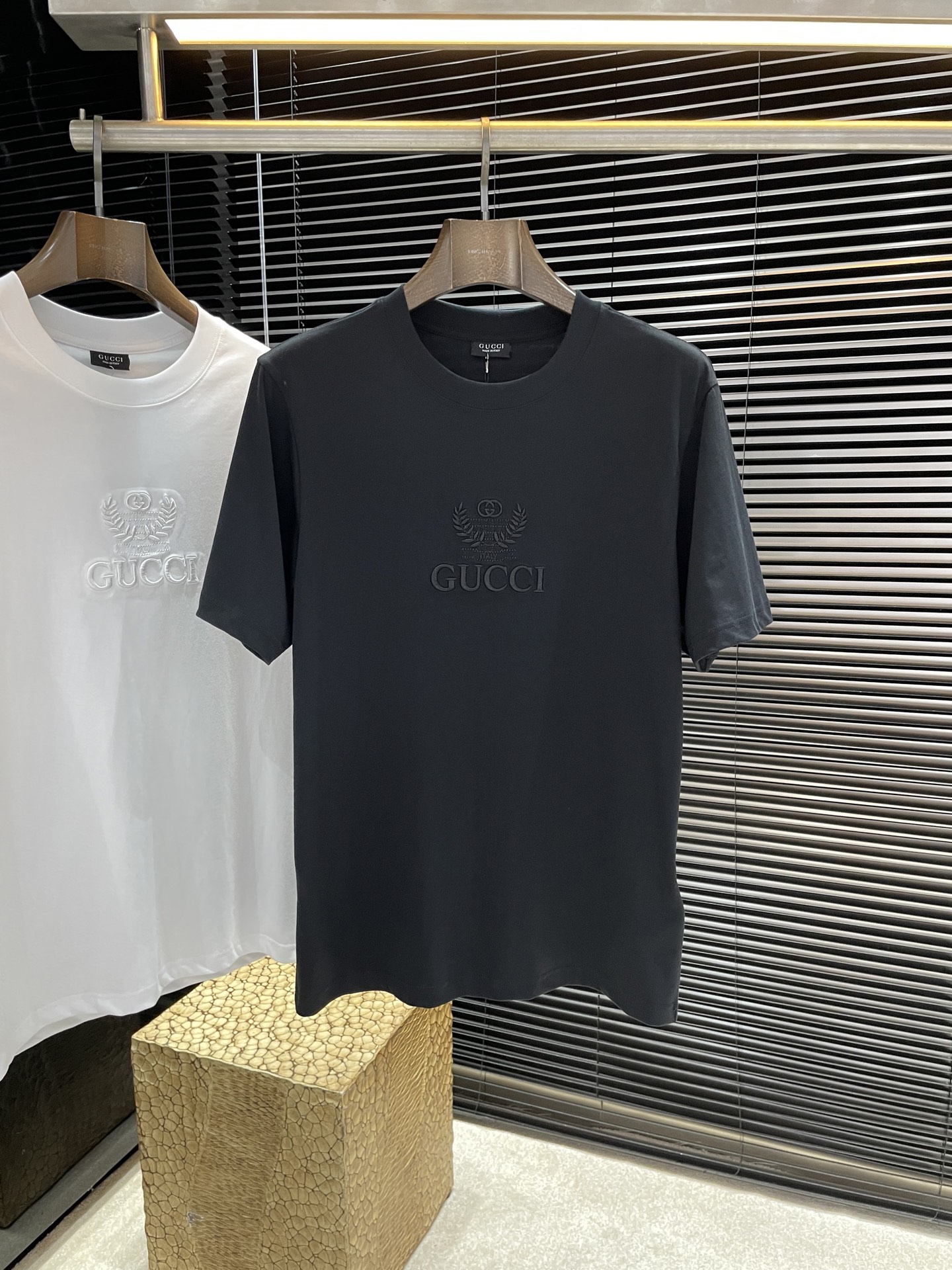 NO:903136,P Gucc - (Gucci) 2026 new summer embroidered T-shirt, made of high-quality knitted cotton, soft and skin-friendly, super breathable, super comfortable to wear in spring and summer! Front brand embroidery + double G logo, low-key and recognizable. Straight shoulder tailoring + loose fit, slim and versatile, can be easily worn in daily casual or light luxury style. It goes well with jeans and casual pants, and is a must-have classic item in the wardrobe! Highly recommended!  Size S-XL,,gucci,gucci,jeans,tees,t-shirt,19860909P Gucc-（古驰）2026夏季新款刺绣T恤,选用高品质针织棉,柔软亲肤,透气性超棒,春夏穿超舒服!正面品牌刺绣+双G标志,低调又有辨识度.正肩剪裁+宽松版型,显瘦又百搭,日常休闲或轻奢风都能轻松驾驭.搭配牛仔裤,休闲裤都很出彩,是衣橱必备经典单品!强烈推荐！ 码数S-XL,,gucci,gucci,jeans,tees，t-shirt,,Men's clothing