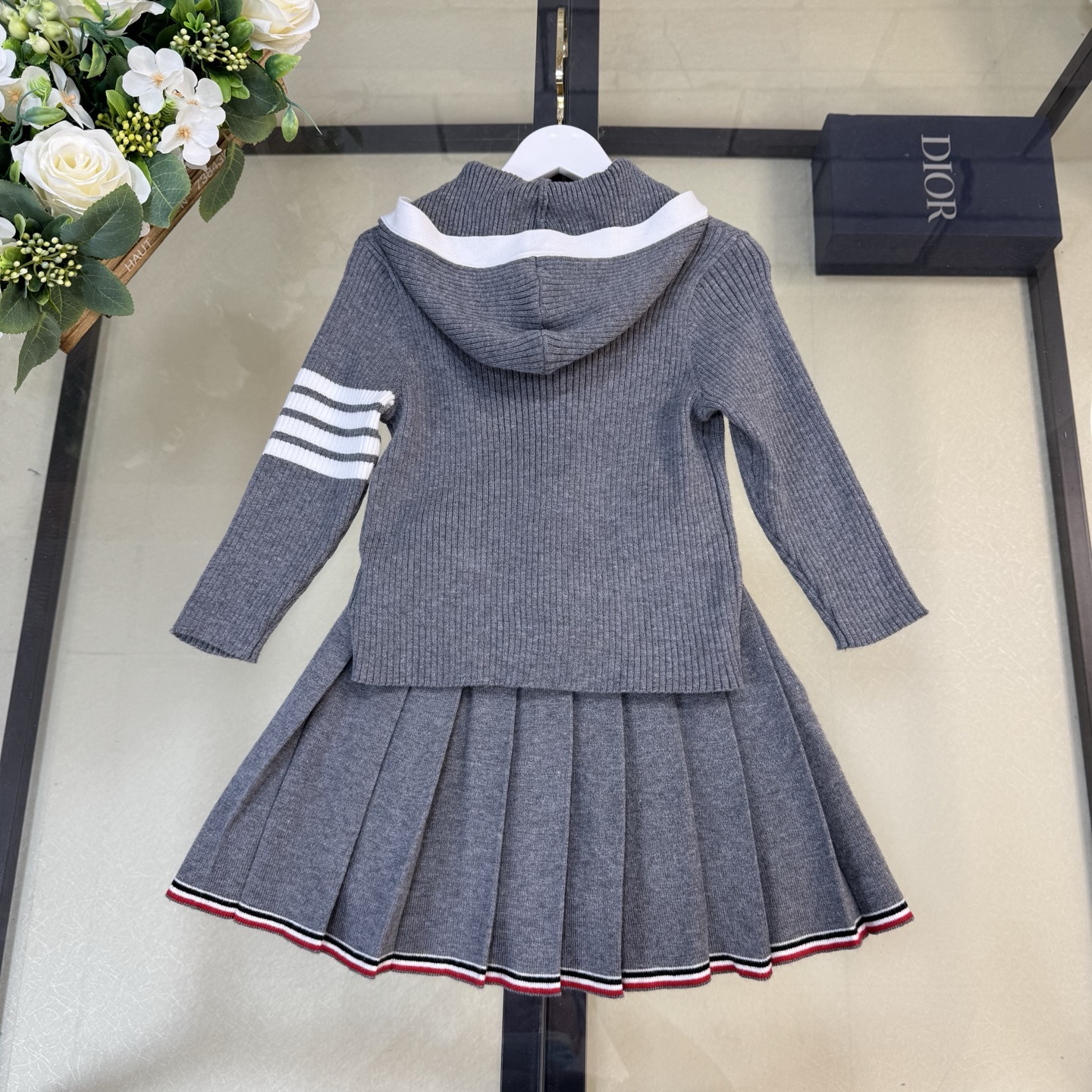Youthful Grey School Sweater Suit: Classic Design for School and Leisure Comfort - 图片 8