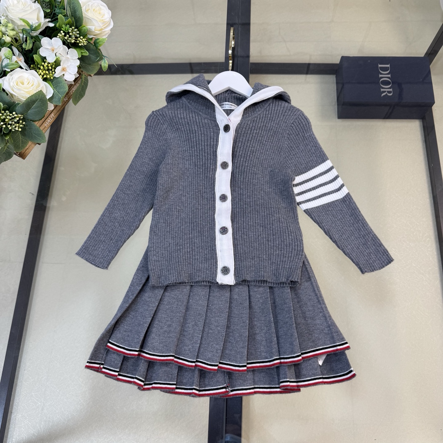 Youthful Grey School Sweater Suit: Classic Design for School and Leisure Comfort