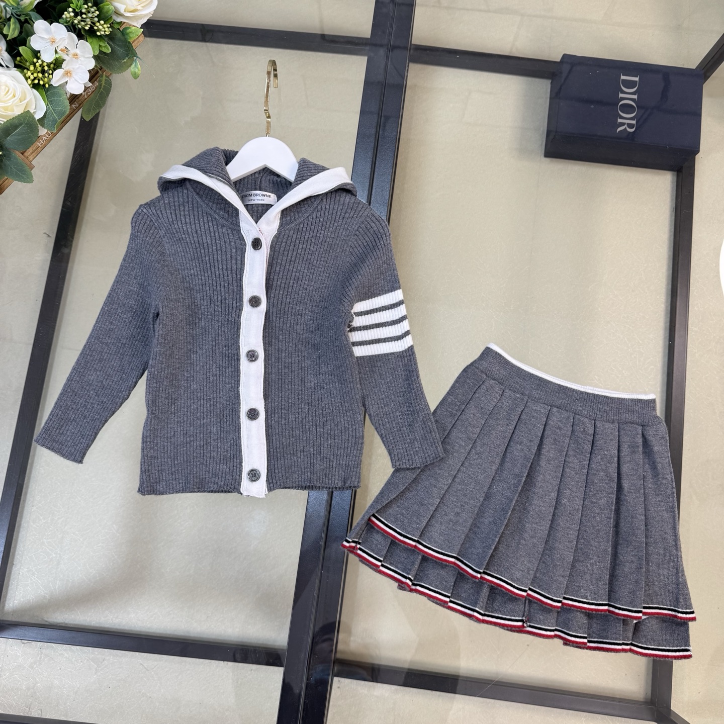 Youthful Grey School Sweater Suit: Classic Design for School and Leisure Comfort - 图片 2