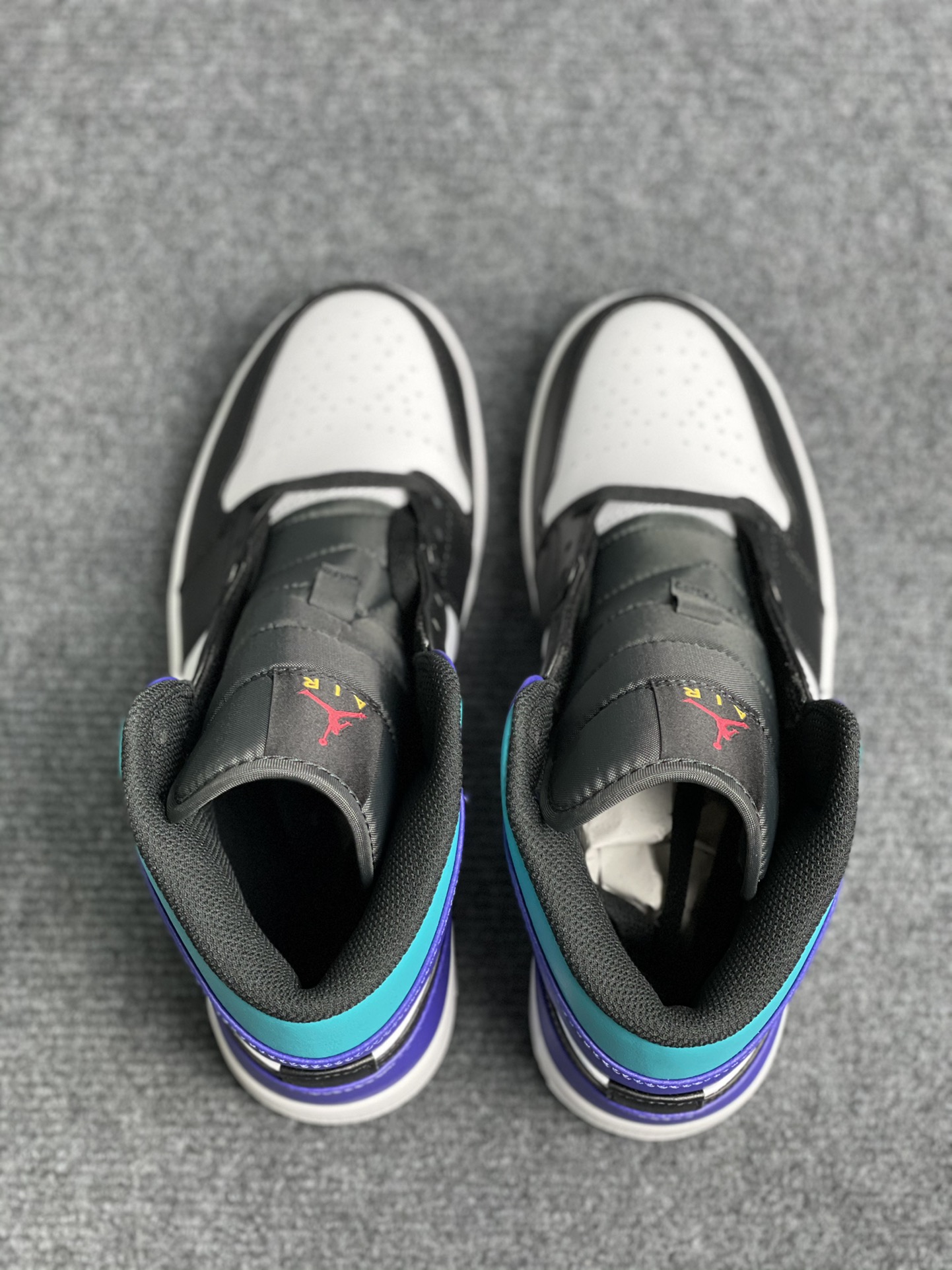 Air Jordan AJ1 Mid 中帮 黑白紫DQ8426-154 口碑大厂出品 品控大底版型不断改良更新 全套原纸板楦头开发 确保原汁原味 完美呈现版型 完美零毛边处理 原厂内置全掌气垫 价格定位良心 平台专用代…