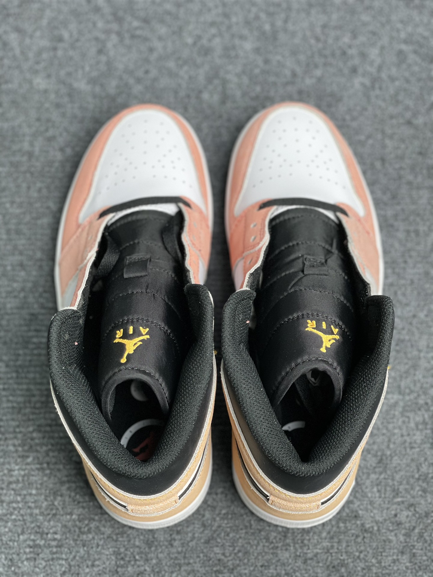 新配色推荐‼️ Air Jordan AJ1 Mid 中帮 粉橙渐变 DX4332-800 市面中低帮最具代表性版本没有之一 口碑大厂出品 品控大底版型不断改良更新 全套原纸板楦头开发 确保原汁原味 完美呈现版型 完美…