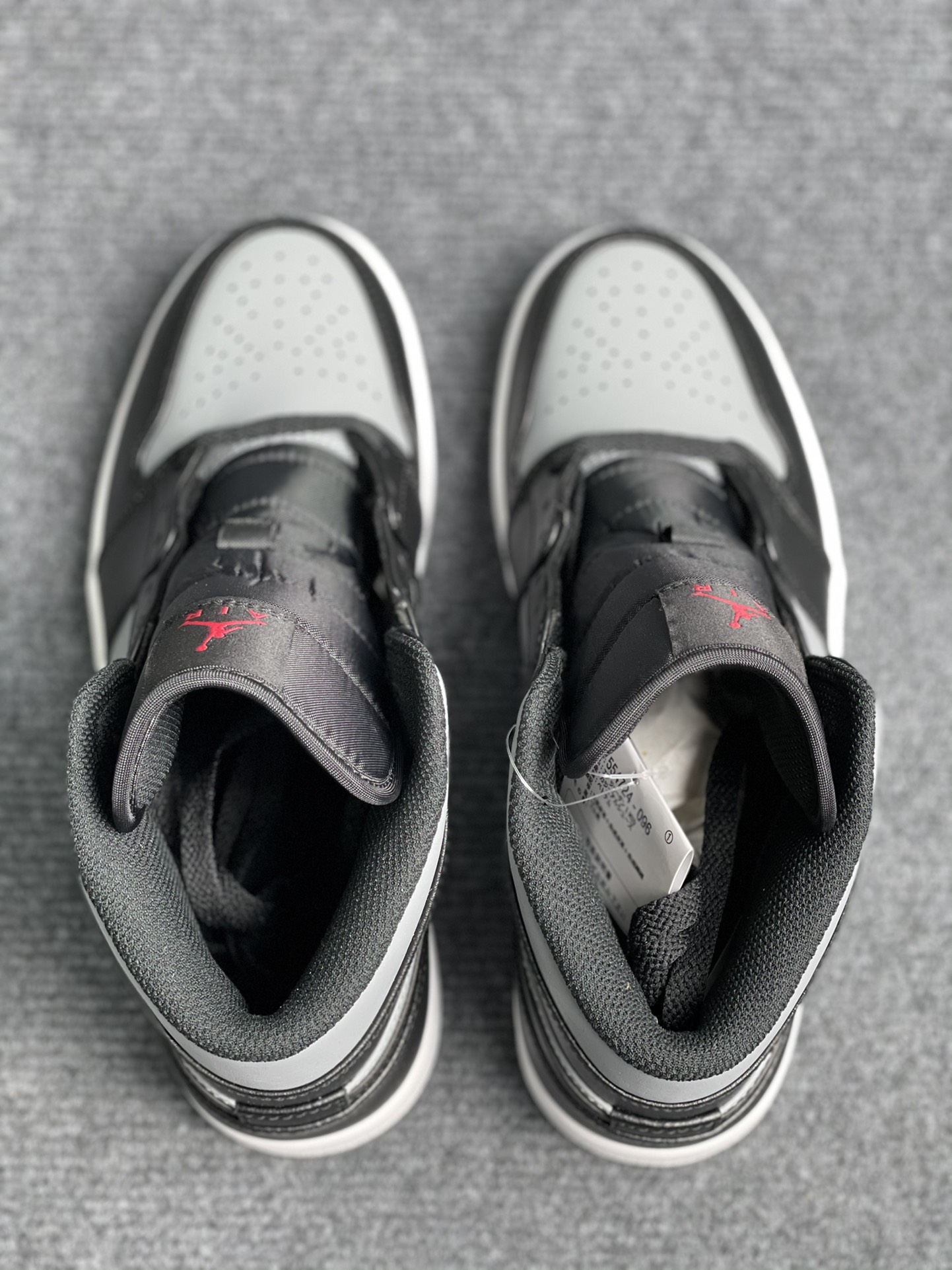 Air Jordan AJ1 Mid 中帮 黑灰配色 终端优势供应 市面中低帮最具代表性版本没有之一 口碑大厂出品 品控大底版型不断改良更新 全套原纸板楦头开发 确保原汁原味 完美呈现版型 完美零毛边处理 原厂内置全掌…