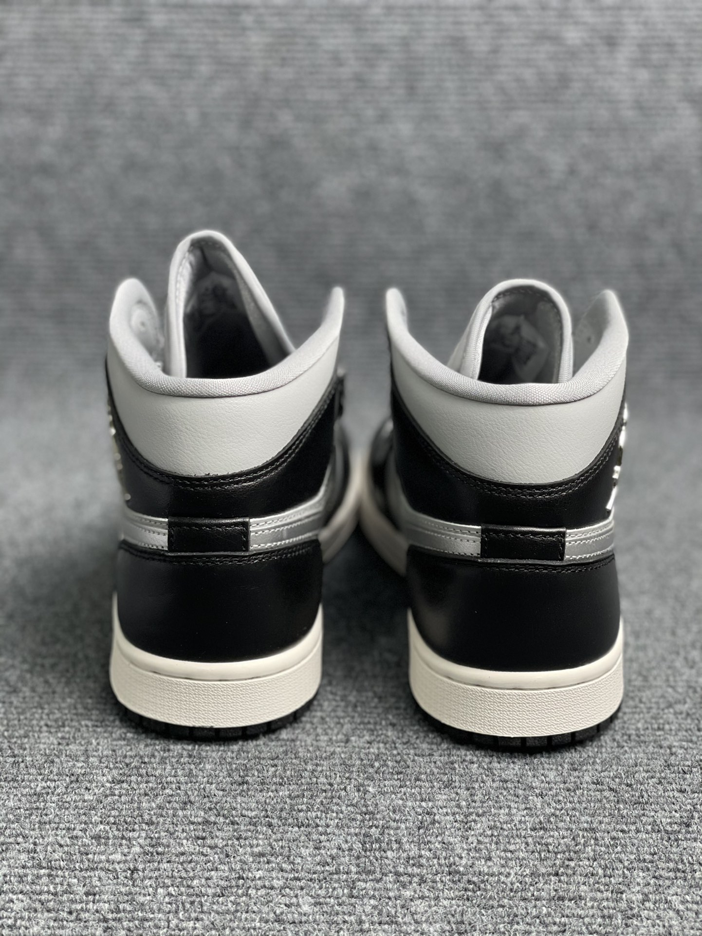 纯原版 Air Jordan AJ1 Mid 中帮 黑灰白 FB9892-002 市面中低帮最具代表性版本没有之一 口碑大厂出品 品控大底版型不断改良更新 全套原纸板楦头开发 确保原汁原味 完美呈现版型 完美零毛边处理…