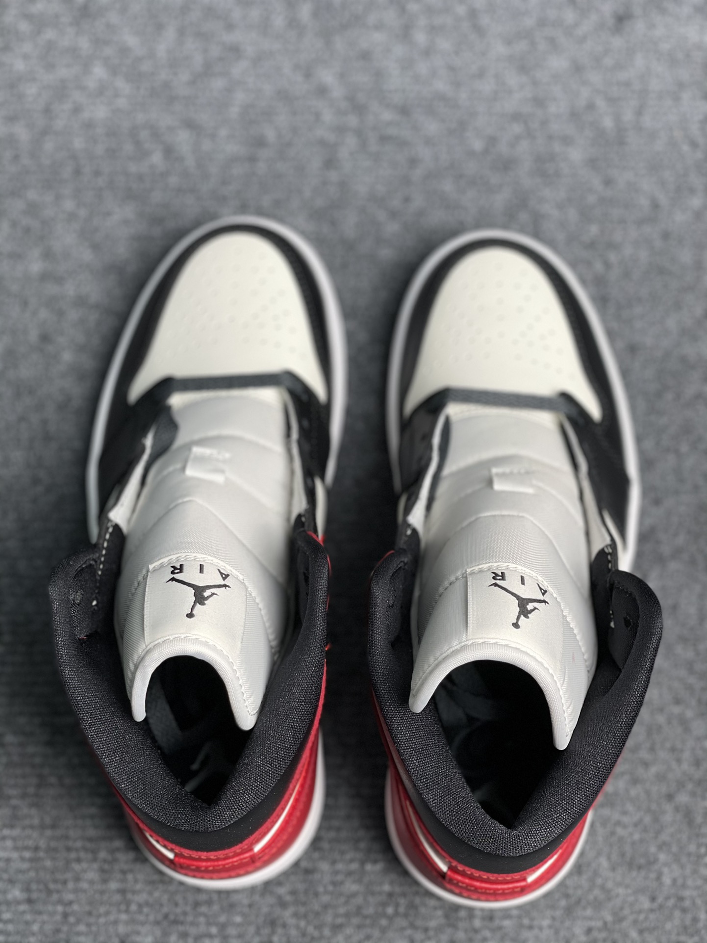 纯原版 Air Jordan AJ1 Mid 中帮 黑红 BQ6472 160 市面中低帮最具代表性版本没有之一 口碑大厂出品 品控大底版型不断改良更新 全套原纸板楦头开发 确保原汁原味 完美呈现版型 完美零毛边处理 …