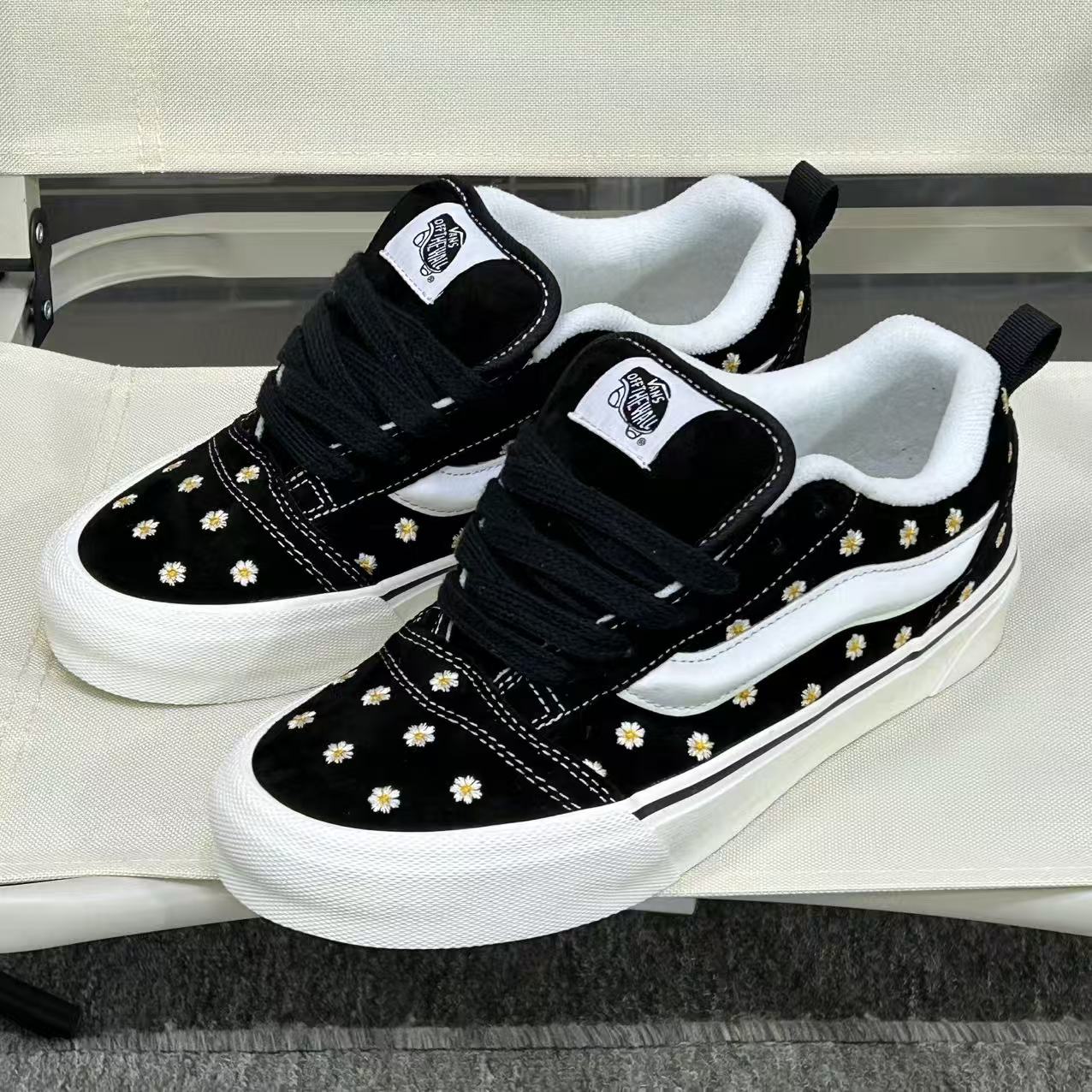 本地150
新款发售🔥🔥🔥🔥
Vans Knu Skool 百搭休闲防滑减震低帮 板鞋男女鞋
颜色:vans面包黑白菊花
尺码:35 36 36.5 37 38 38.5 39 40 40.5 41 42 42.5 43 44 45