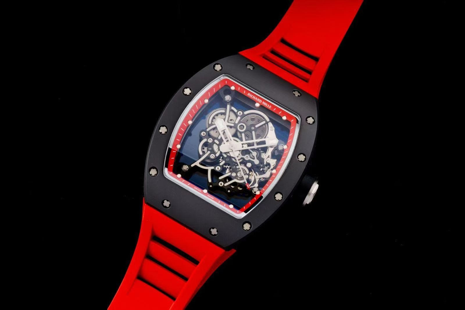 NO:384221,Factory D Richard Mill RM 'Ceramic' cardless series is on the market!  1. The upper cover is made of ceramic material, the middle frame and the back cover are made of real titanium alloy wrapped in fluoroelastic rubber, and the original design is synchronized. 2. The original data shell is used. The curved curve of the case at the strap interface is the original version. 3. The high-transparent sapphire crystal glass is used. The 'blue-coated film' effect is faintly visible, and it is the same as the blue film effect of the original version. 4. The unique 'glass edge reflective strip' design of the RM ceramic model 5. The crown is made of titanium alloy, and the color is titanium alloy 6. The clasp is made of titanium alloy, and the shape, engraving, and sanding effects are the same as the original version. 7. The 'logo' on the back cover of the titanium alloy wrapped in rubber is used. 8. The cost-effectiveness is very good. The modification watch is originally priced at 'ten thousand' on the market.19860909D厂理查米尔RM“陶瓷”无卡度系列上市啦！ 1,采用“原版数据壳”,上盖采用陶瓷材质,中框和后盖采用真钛合金包裹氟橡胶制作而成,同步原装的设计, 2,采用原版数据壳,表壳在表带接口处的弯曲弧度是对版原装的 3,采用高透蓝宝石水晶玻璃,“镀蓝膜”效果若隐若现,和原装陶瓷款的蓝膜效果一样 4,RM陶瓷款独特的“玻璃边缘反光条”设计 5,”表冠“为钛合金材质,颜色是钛合金 6,”表扣“为钛合金材质,在形状,刻字,拉沙效果都均和原装保持一致 7,钛合金包裹橡胶的后盖上面的”logo'对版原装 8,极具的性价比,改装表原来市场上都是要“大几万”的价位,,Watch