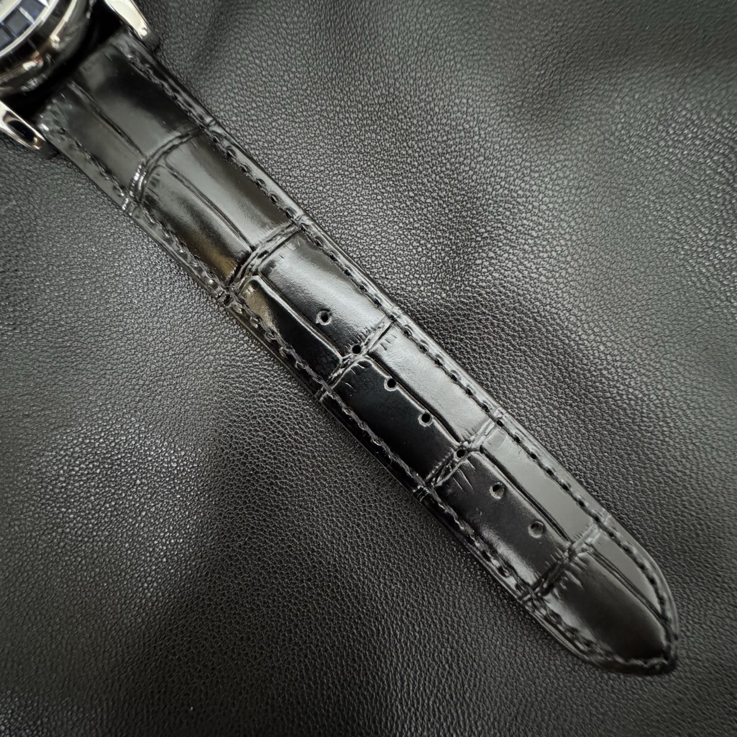 3K Factory 新品上市,独具匠心打造PP-6104G款超级复杂功能系列日内瓦苍穹系列,你可曾想象把星空佩戴在手腕上吗?星空升级直逼完美修正版,修正与官方一致的《顺时针》日历方向,这款星空腕表独具特别星象功能,表盘上就能欣赏日内瓦苍穹图,字面搭配与原装一致的搪瓷白月相,耗时两年精心打造,采用原装进口miyota全自动机械机芯改Cla.240机芯,直径42.5mm,厚10mm,搭配原装珍珠18K金自动锤,圈口镶嵌45颗璀璨宝石,环绕表圈,熠熠生辉,表扣镶嵌28颗璀璨宝石,工艺精湛,表盘上的月亮会根据天空的月亮月满圆月蚀弯的情况自动变化,玻璃采用先进技术处理,微拱形让玻璃折射光跟立体效果更强,让表盘看起来更加通透,3K出品必属精品,欢迎品鉴!