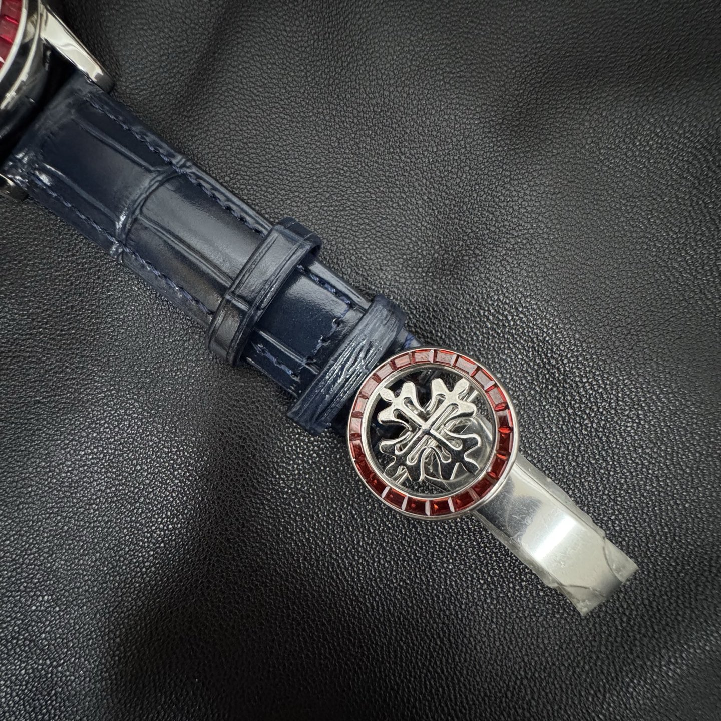 3K Factory 新品上市,独具匠心打造PP-6104G款超级复杂功能系列日内瓦苍穹系列,你可曾想象把星空佩戴在手腕上吗?星空升级直逼完美修正版,修正与官方一致的《顺时针》日历方向,这款星空腕表独具特别星象功能,表盘上就能欣赏日内瓦苍穹图,字面搭配与原装一致的搪瓷白月相,耗时两年精心打造,采用原装进口miyota全自动机械机芯改Cla.240机芯,直径42.5mm,厚10mm,搭配原装珍珠18K金自动锤,圈口镶嵌45颗璀璨宝石,环绕表圈,熠熠生辉,表扣镶嵌28颗璀璨宝石,工艺精湛,表盘上的月亮会根据天空的月亮月满圆月蚀弯的情况自动变化,玻璃采用先进技术处理,微拱形让玻璃折射光跟立体效果更强,让表盘看起来更加通透,3K出品必属精品,欢迎品鉴!