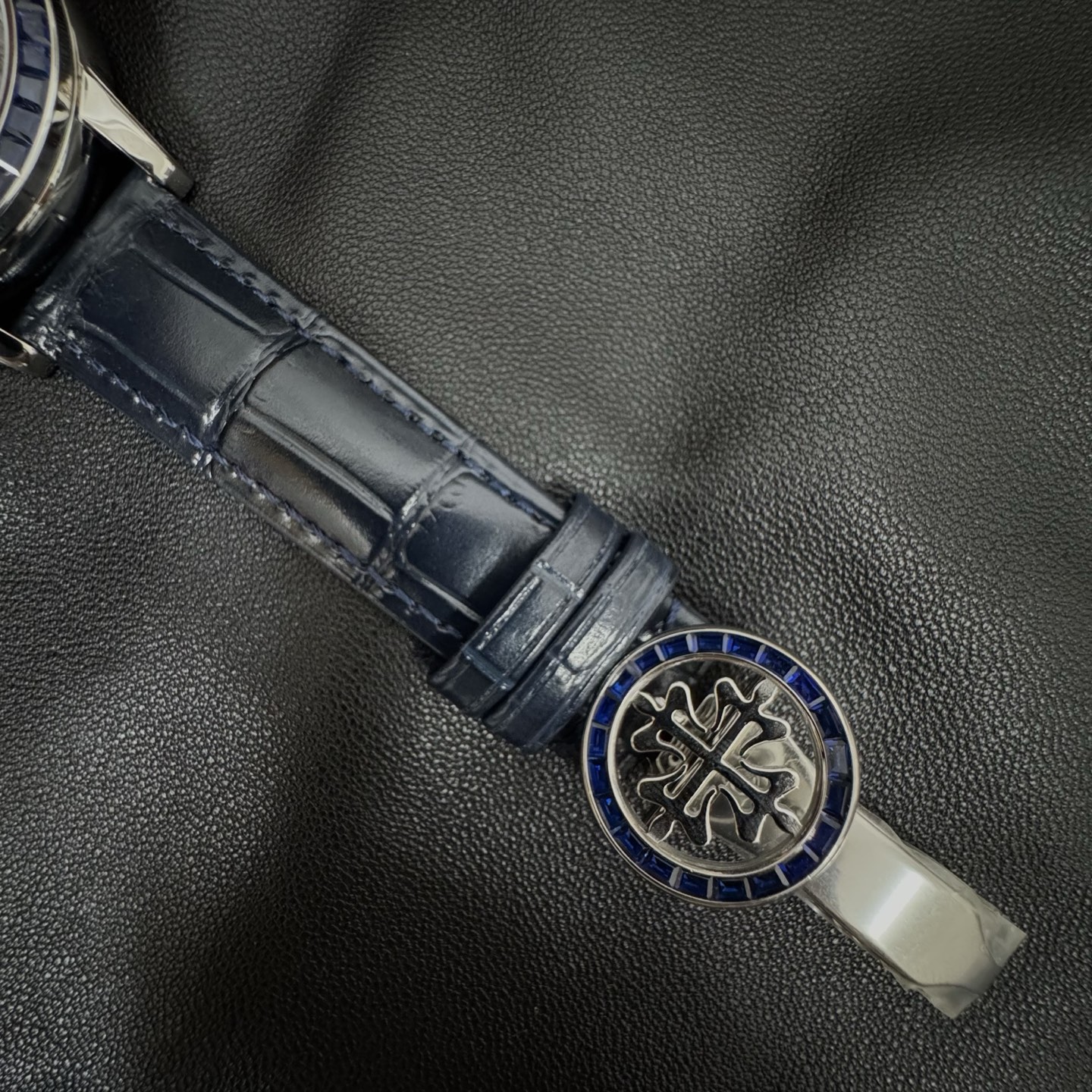3K Factory 新品上市,独具匠心打造PP-6104G款超级复杂功能系列日内瓦苍穹系列,你可曾想象把星空佩戴在手腕上吗?星空升级直逼完美修正版,修正与官方一致的《顺时针》日历方向,这款星空腕表独具特别星象功能,表盘上就能欣赏日内瓦苍穹图,字面搭配与原装一致的搪瓷白月相,耗时两年精心打造,采用原装进口miyota全自动机械机芯改Cla.240机芯,直径42.5mm,厚10mm,搭配原装珍珠18K金自动锤,圈口镶嵌45颗璀璨宝石,环绕表圈,熠熠生辉,表扣镶嵌28颗璀璨宝石,工艺精湛,表盘上的月亮会根据天空的月亮月满圆月蚀弯的情况自动变化,玻璃采用先进技术处理,微拱形让玻璃折射光跟立体效果更强,让表盘看起来更加通透,3K出品必属精品,欢迎品鉴!